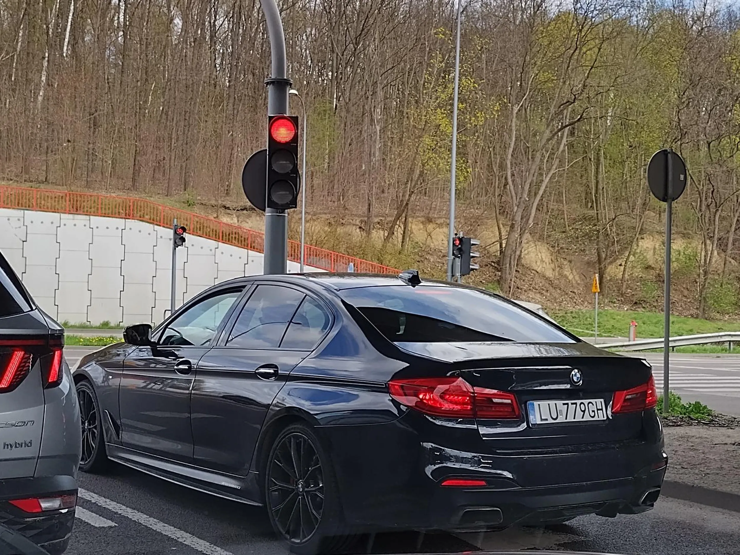 Człowieku, czy ty naprawdę nie ogarniasz jak się jeździ na rondzie? Z pasa do jazdy wprost prawego, skręcasz w lewo i się wpierda... bo wielkie Panisko czekać nie będzie. Inni czekają ale nie ta ciota!!!! Pomijam z jaką prędkością jeździsz i że na czerwonym przejeżdżasz skrzyżowania!!! Ogarnij się głabie!!!