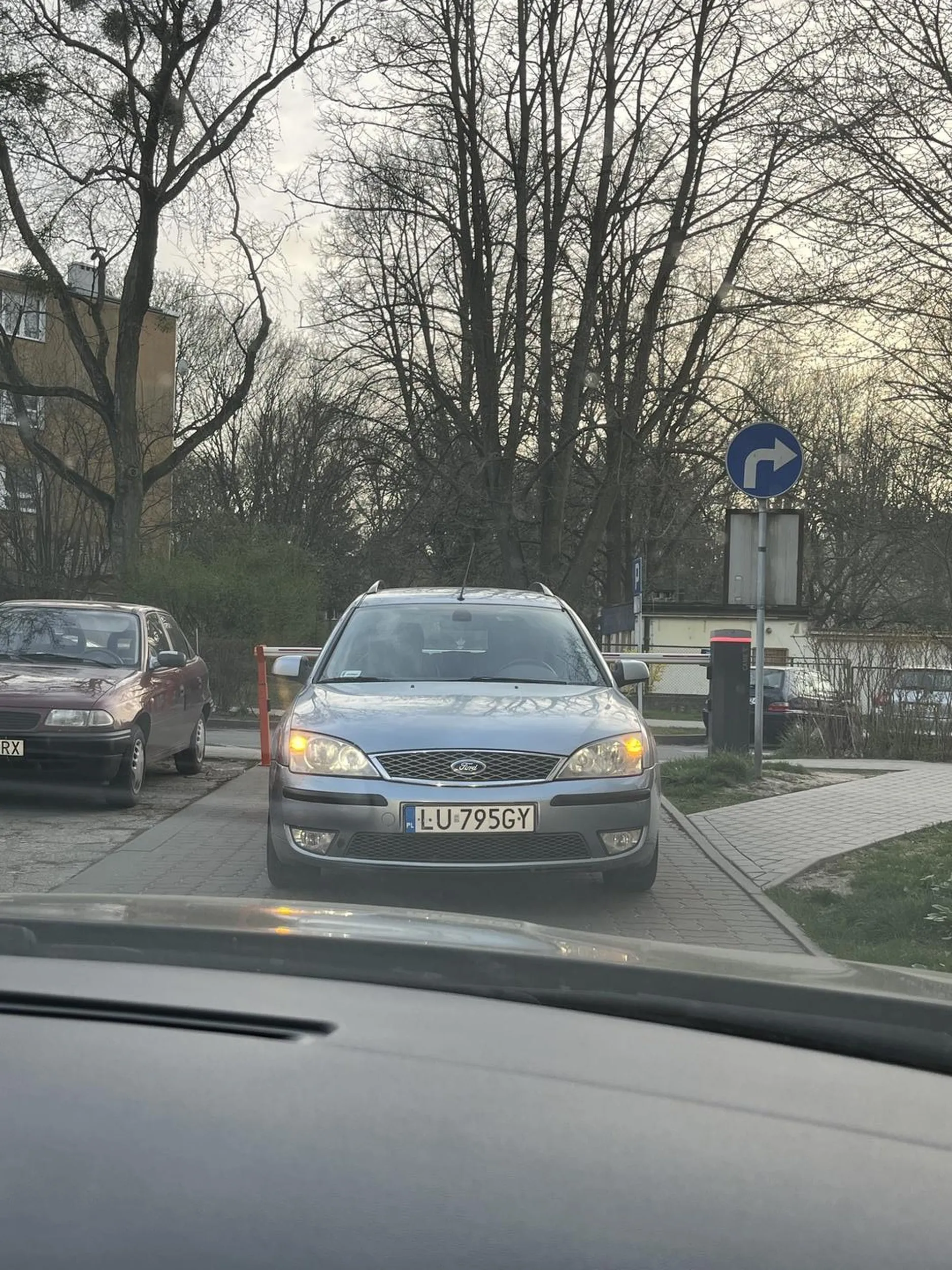 Starszy pan który twierdzi że należy mu się pierwszeństwo przy wjeździe na parking gdy ja osobiście go opuszczałem , awaryjne i poszedł