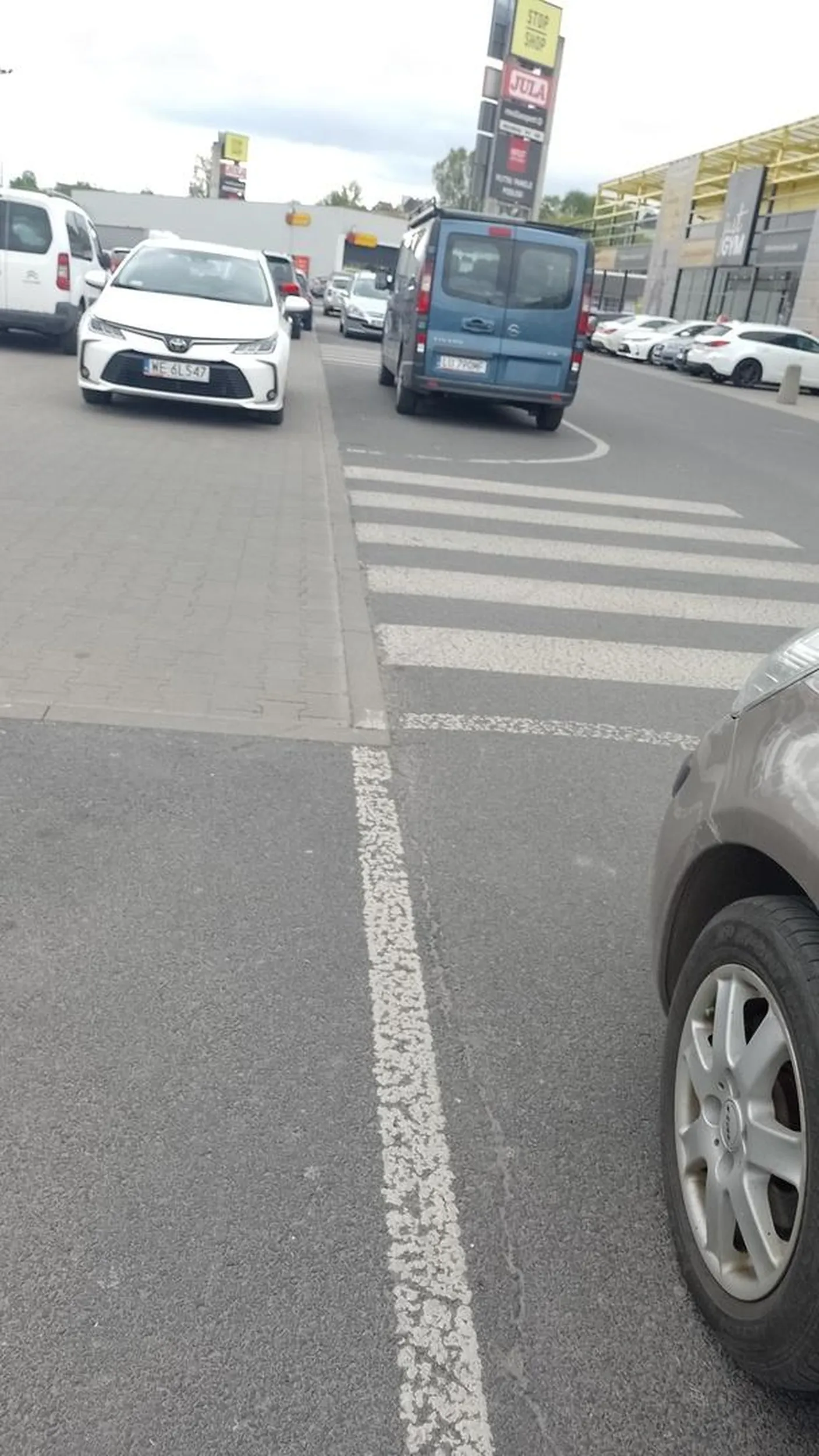 To nie są wasze prywatne miejsca parkingowe! Przejść się nie da bo trzeba się przeciskać między samochodami albo iść drogą, a wyjeżdżając na drogę nic nie widać bo stoją na zakazie.
