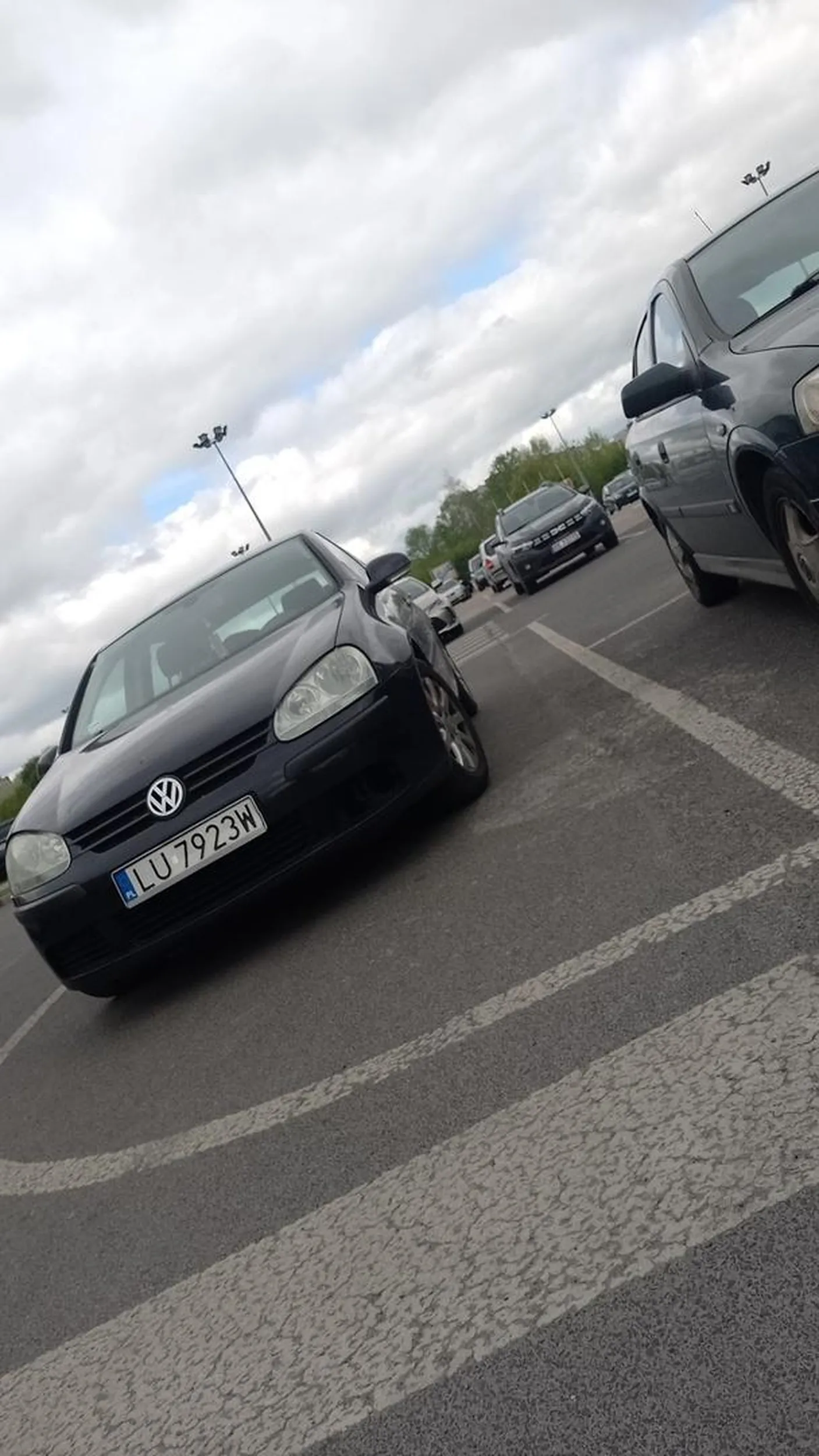 To nie są wasze prywatne miejsca parkingowe! Przejść się nie da bo trzeba się przeciskać między samochodami albo iść drogą, a wyjeżdżając na drogę nic nie widać bo stoją na zakazie.