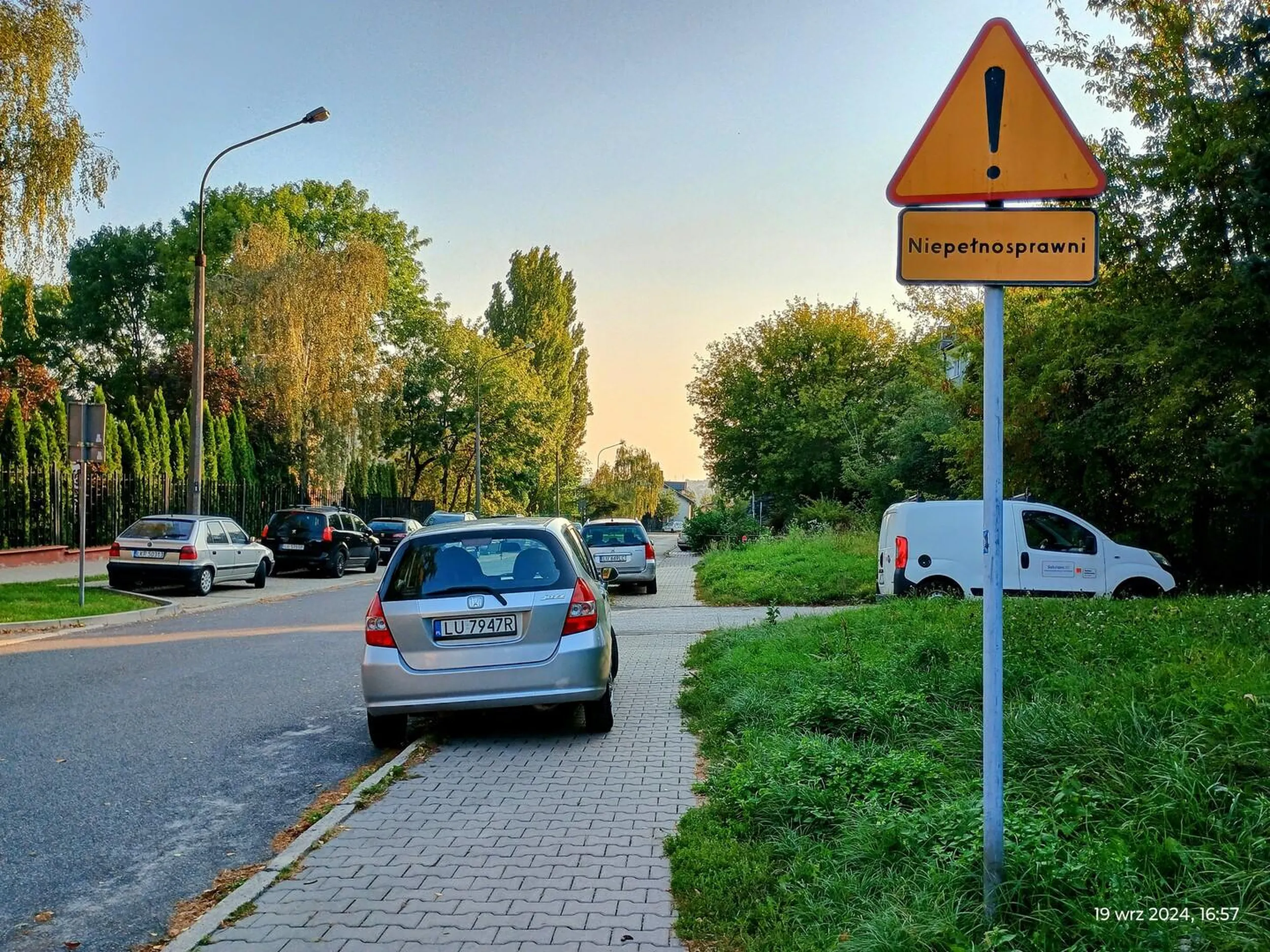 Niepełnosprawni z DPS obok mają nauczyć się latać na wózkach inwalidzkich, bo jaśniepan zostawił łaskawie dla ludzi 30 cm chodnika.