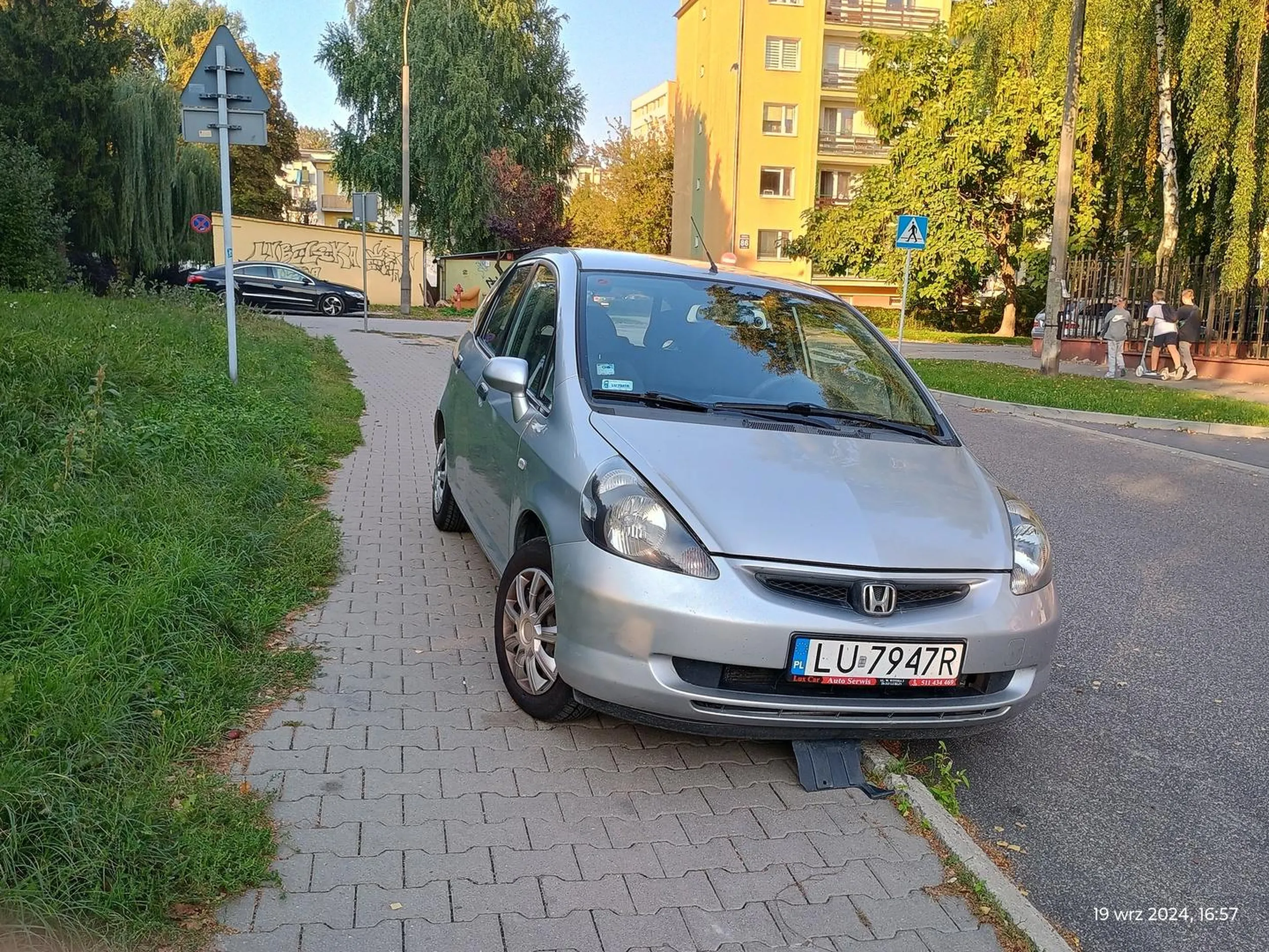 Niepełnosprawni z DPS obok mają nauczyć się latać na wózkach inwalidzkich, bo jaśniepan zostawił łaskawie dla ludzi 30 cm chodnika.