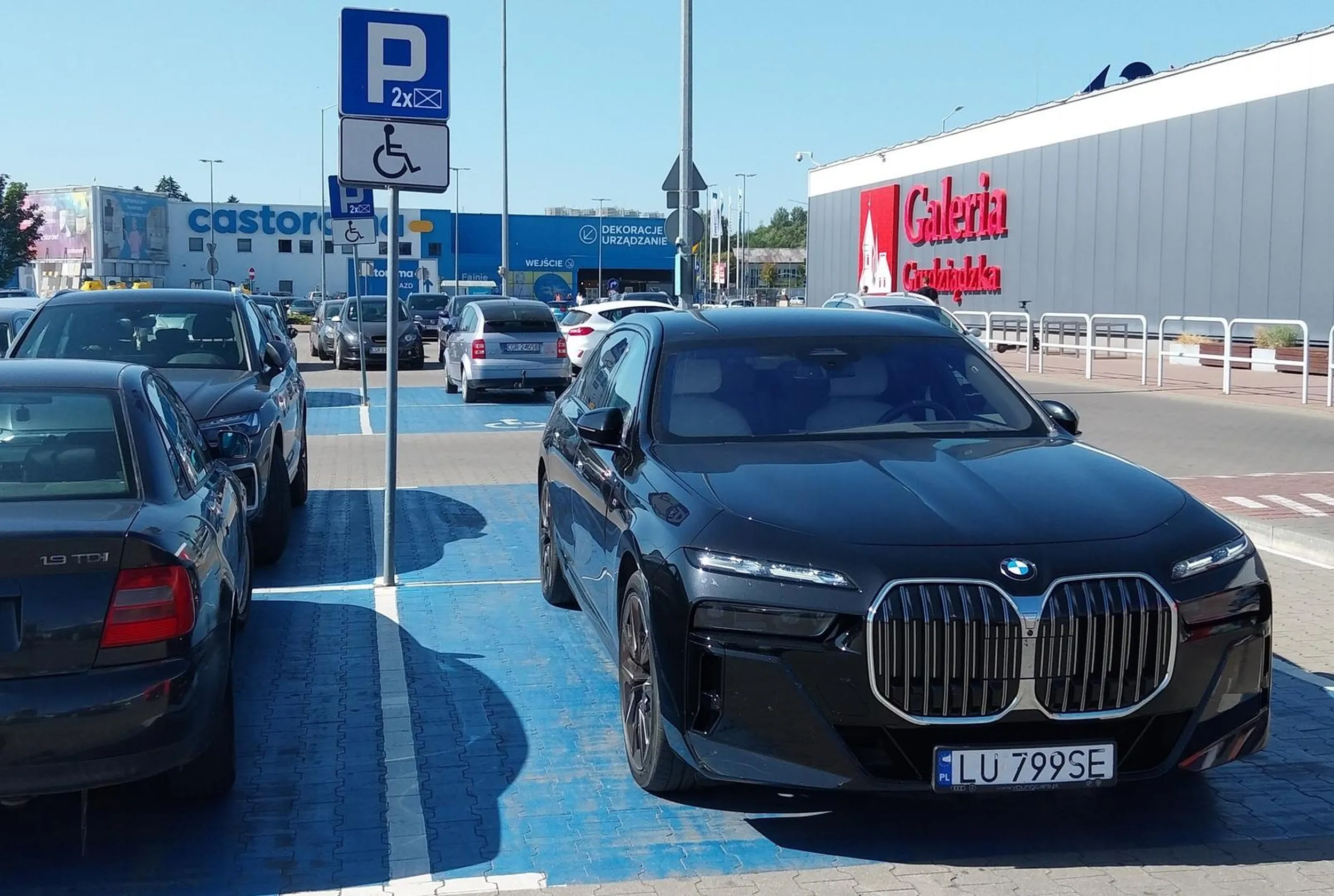 Galeria Grudziądzka, 02.09.2024 r., godz. 12:20 Parkowanie w miejscu dla osób niepełnosprawnych, brak karty uprawniającej na postój w tym miejscu. Marka auta zobowiązuje. Mandat 500 zł i 5 pkt. karnych!