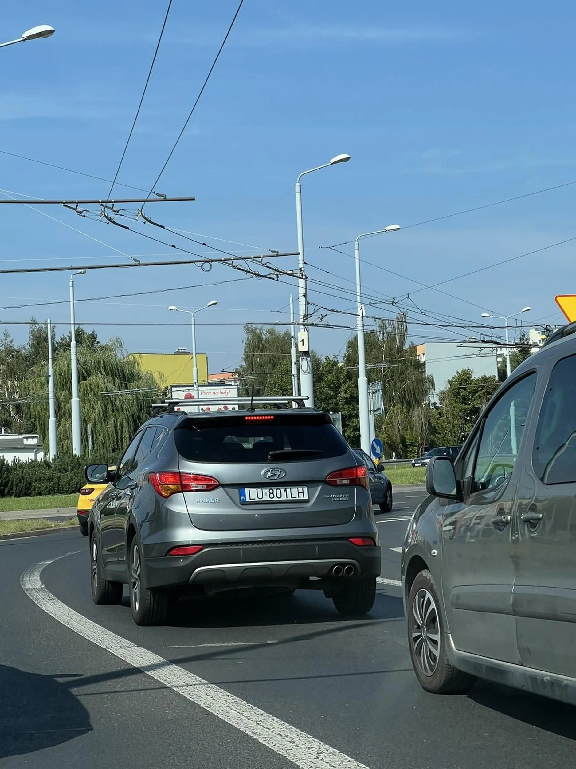 Stary siwy ubek jeździ slalomem zajeżdżając drogę powodując duże zagrożenie, wyprzedzanie na przejściu dla pieszych a wisienką na torcie tych niechlubnych poczynań za kierownicą to spychanie kierowców na pas zieleni. Zabrać prawo jazdy i odesłać na psychotesty to mało !!!! Pamiętaj - karma się odpłaci w najmniej oczekiwanym momencie