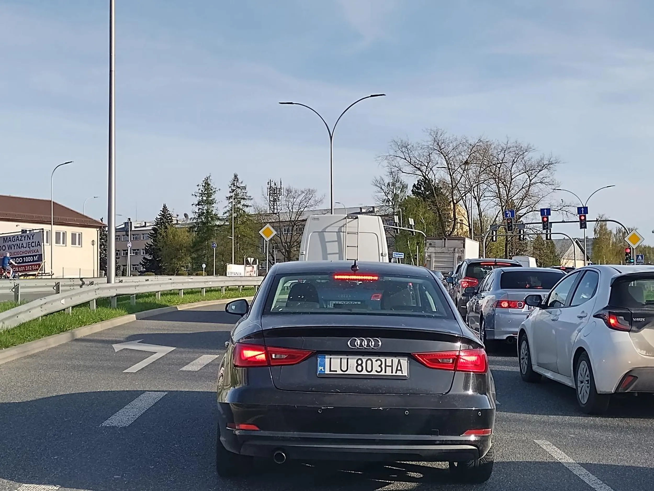Kierowca jedzie bardzo po chamsku!!! Ciągle się wpycha, innych kierowców ma za nic. Naucz się kultury na drodze popaprańcu!!!