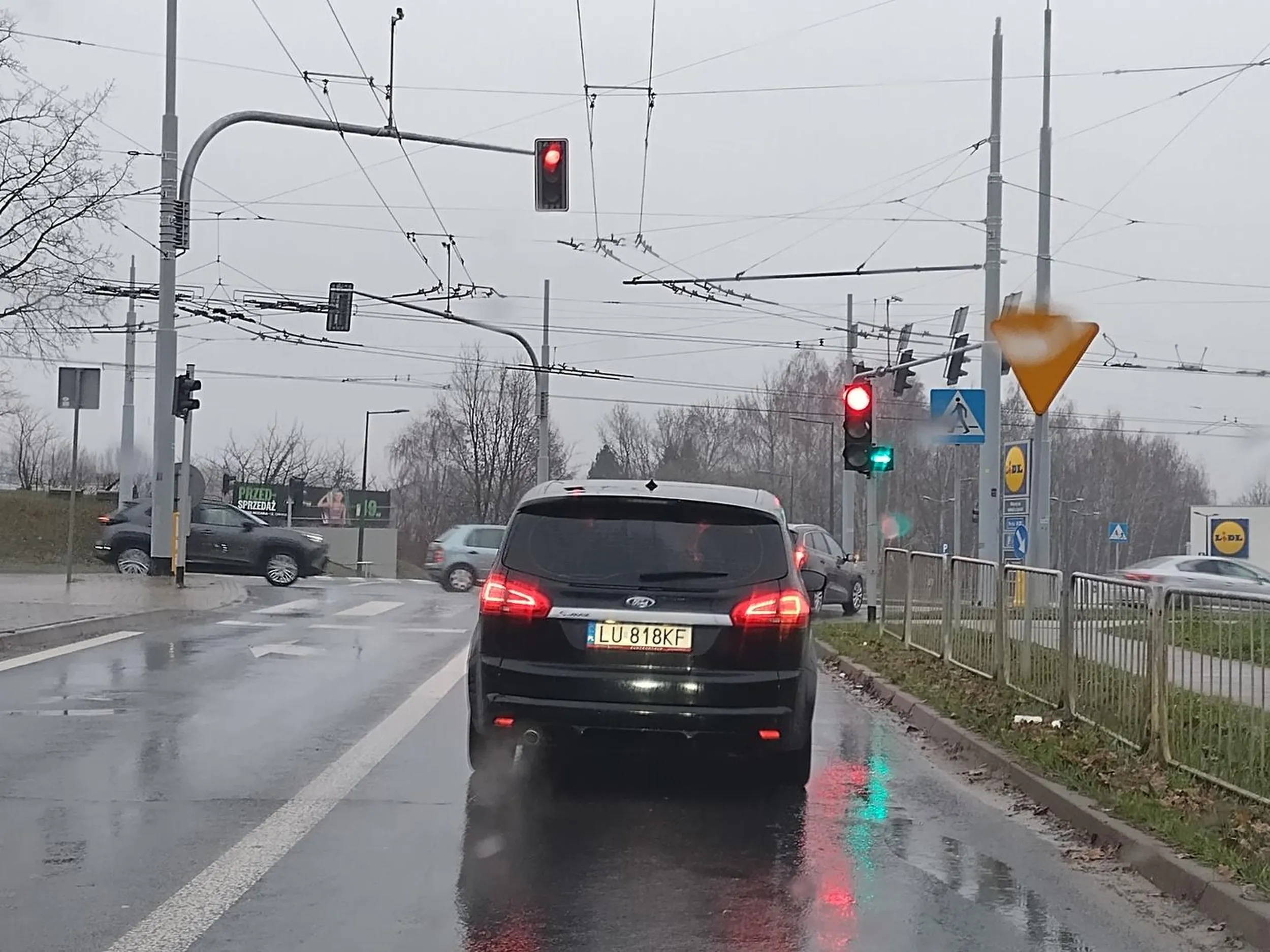 Jak ci się spieszy to wstań 10 minut wcześniej, a niej jak ta ciota wyprzedzasz stojących rano w korku na osiedlu a potem nie zważając na linie ciągła wpychasz się. Bo Panisko jedzie więc jemu się spieszy. Leczysz kompleksy na drodze? Ciota i cham drogowy!!!!!