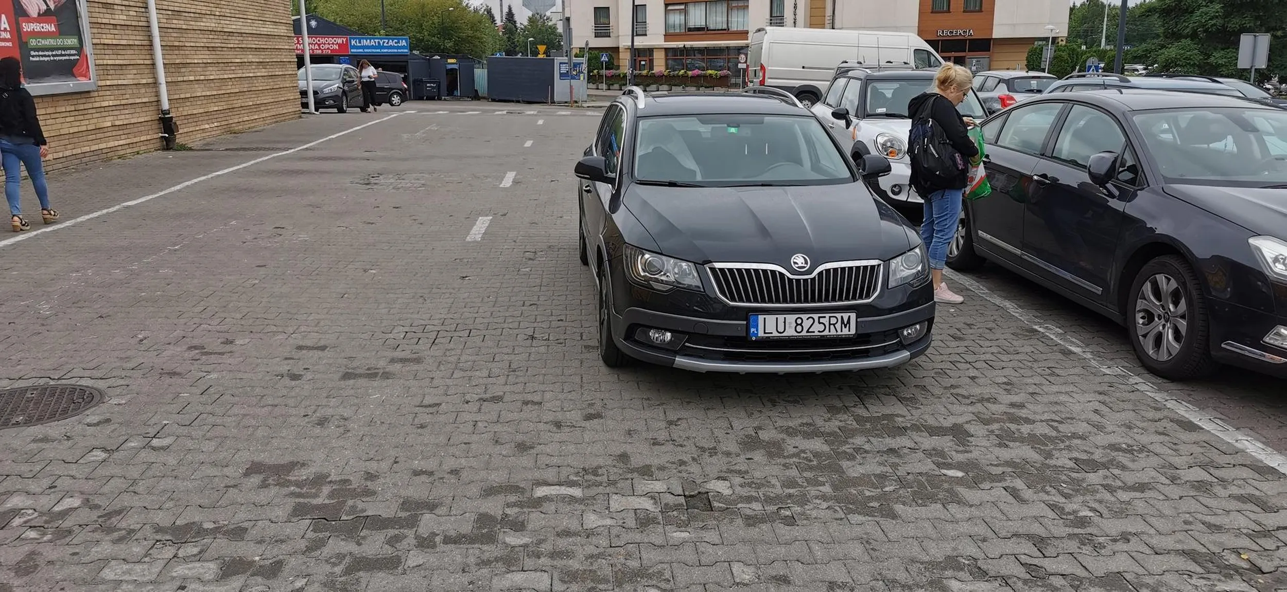 Obok miejsca wolne ale leń musi wszystkim życie uprzykrzać i stanąć na środku przejazdu bo tak.