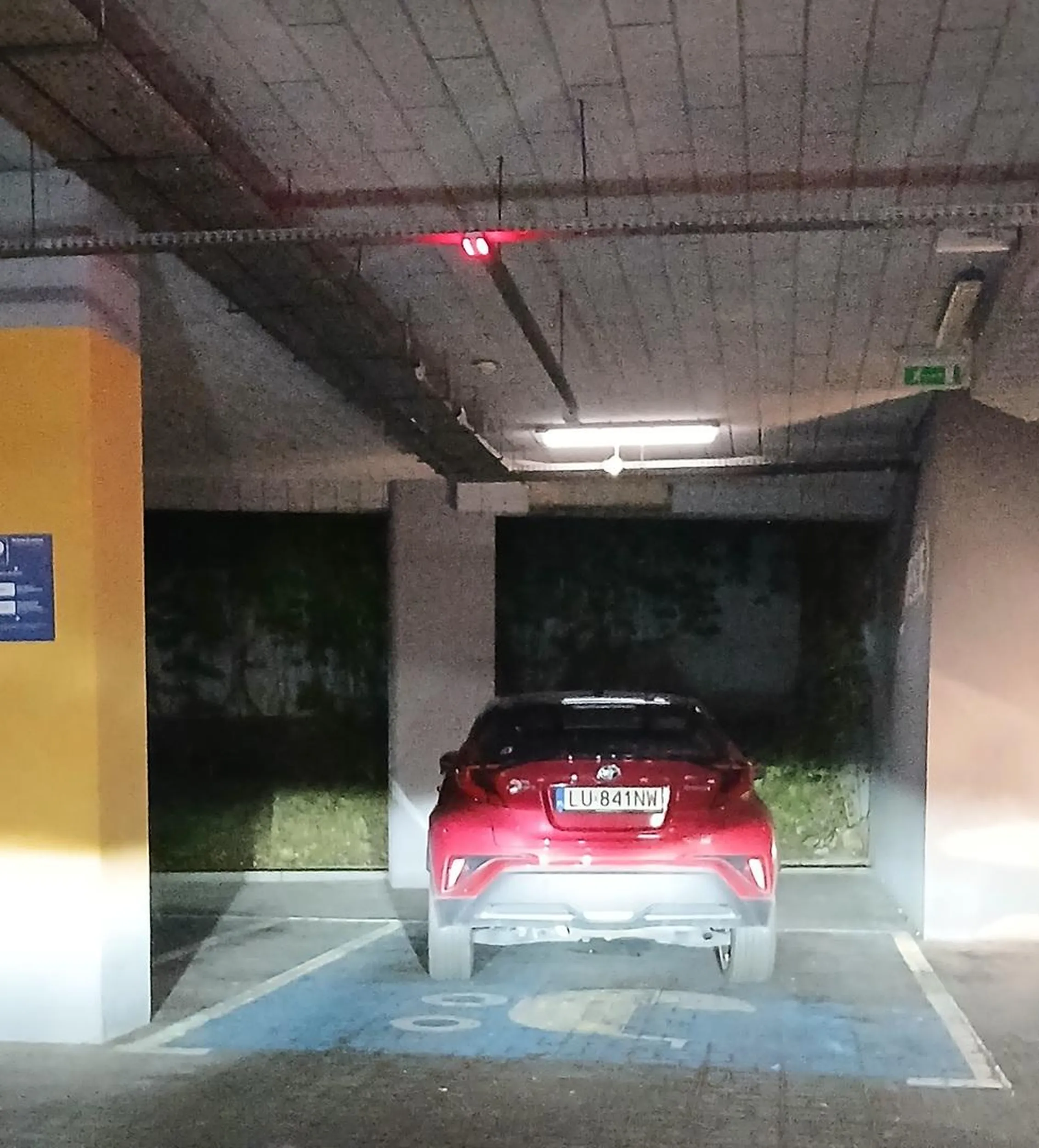 Beztroska pani w różowym dresiku zablokowała wjazd parkingu czekajac na miejsce dla rodzica z dzieckiem, po czy wyszła oczywiscie sama, bez żadnych dzieci. Pół parkingu puste. Wstyd, mam dziecko z niepełnosprawnością a staje na normalnych miejscach bo może trafić się ktoś, dużym wozkiem