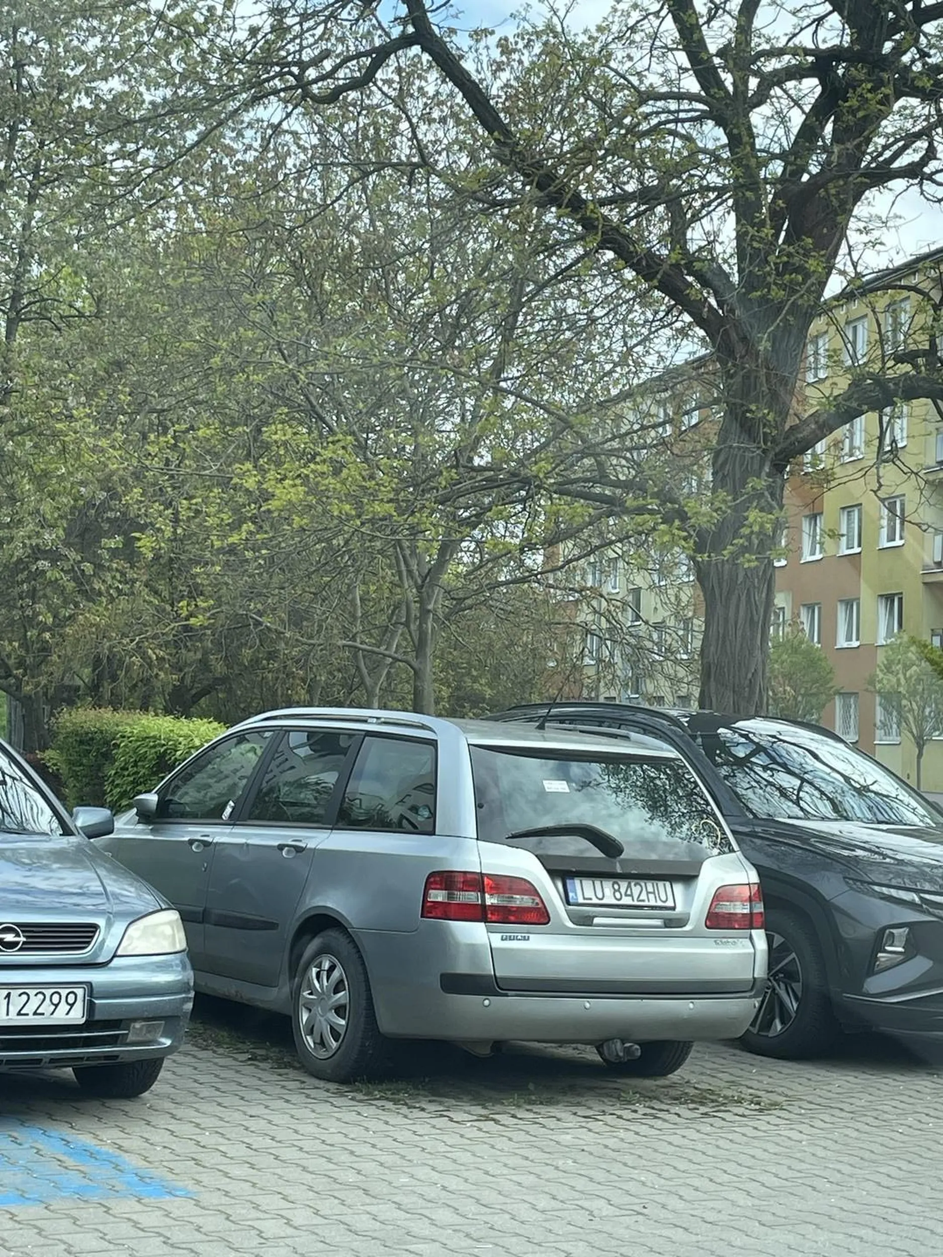 Weź odholuj ten samochód. Stoi dobry rok i tylko zapycha studencki parking