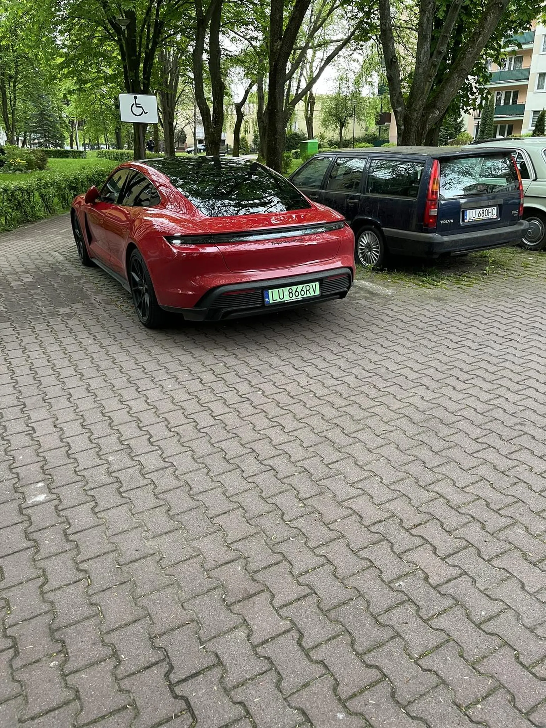 Na podszybiu żadnej legitymacji/naklejki uprawniającej do stania na miejscu dla OzN. Najwidoczniej fura za milion wystarczy :p