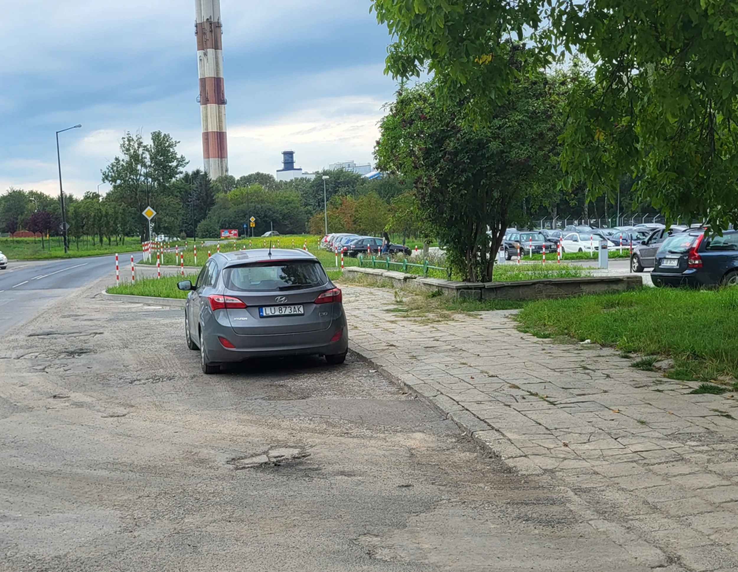 Zatrzymanie w zatoce przystankowej mimo, że obok znajdują się parkingi. 100zł mandatu. To na serio mocno utrudnia pracę kierowcom autobusów.