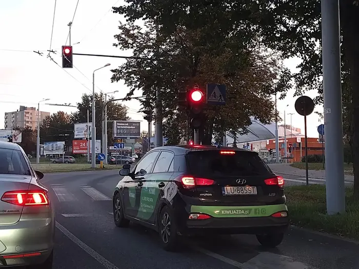 Instruktor który sobie urządził rajd 100 kmh ulicami Lublina. Jak tak reprezentuje szkole nauki jazdy to omijajcie z daleka !!!