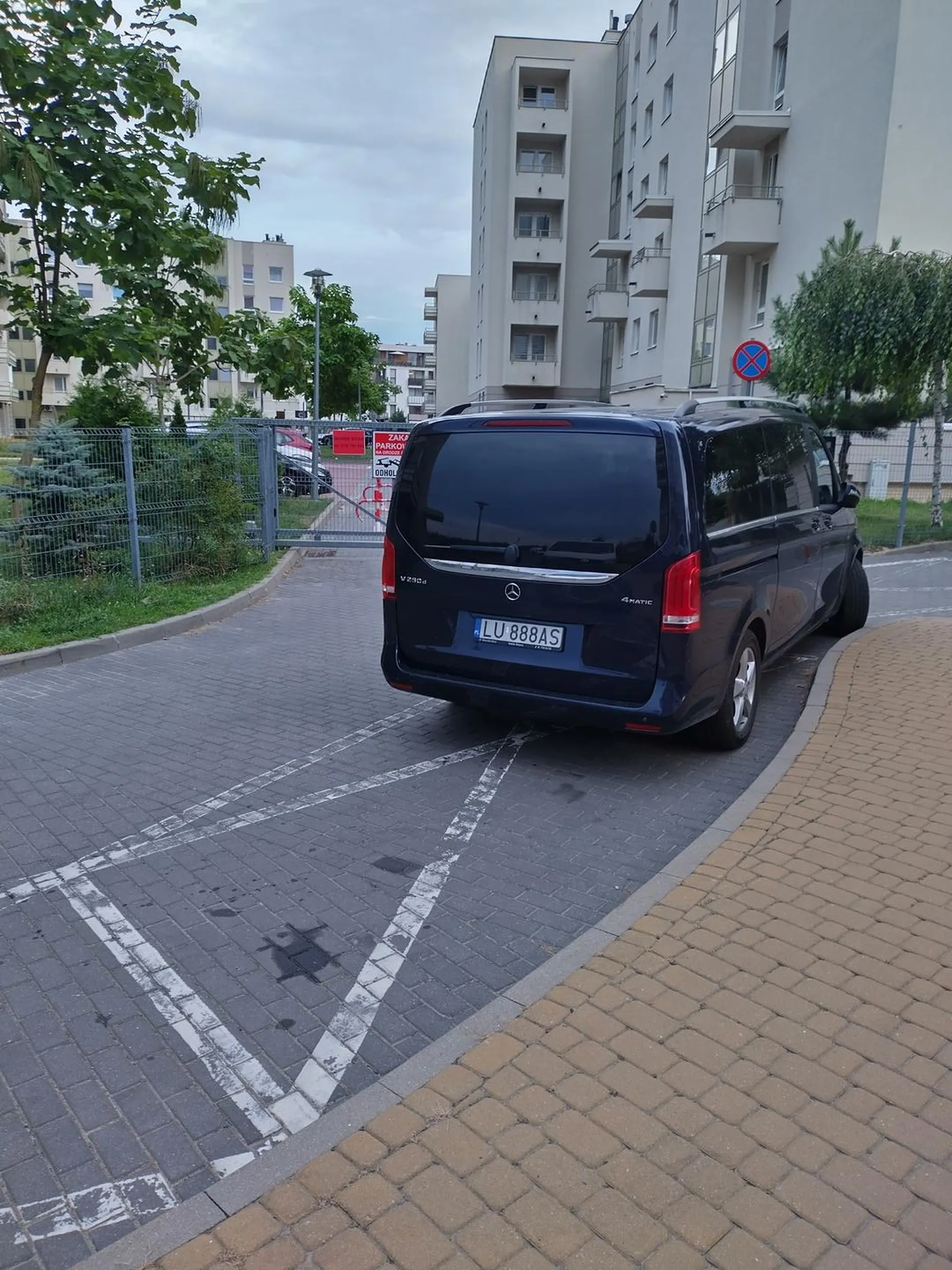 Dobrze że zrozumiał żeby nie parkować i nie utrudniać przejazd