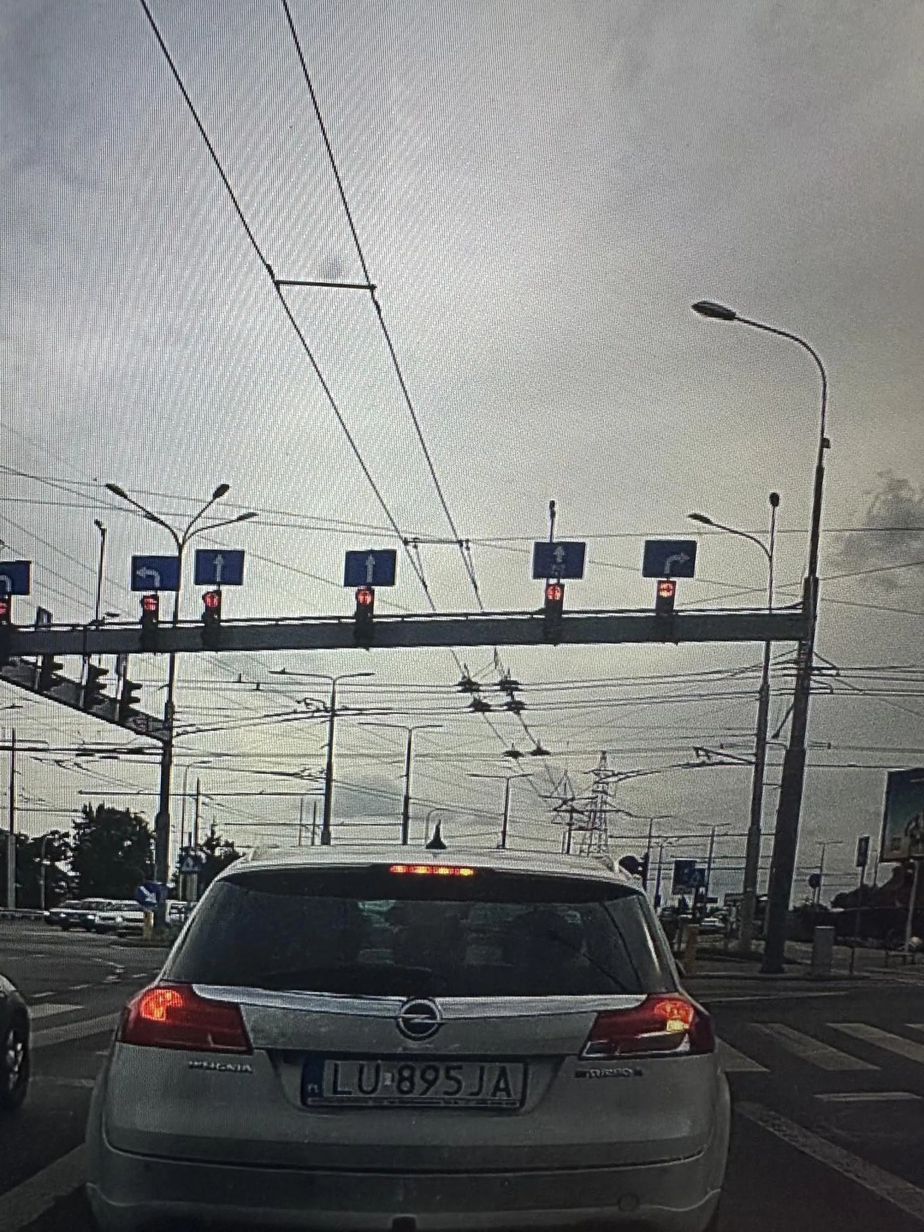 Kolejny który chce ominąć korki i jedzie BEZPRAWNIE bus/taxi pasem…ślepy jesteś może i może mandat nauczy Cię przepisów  ??