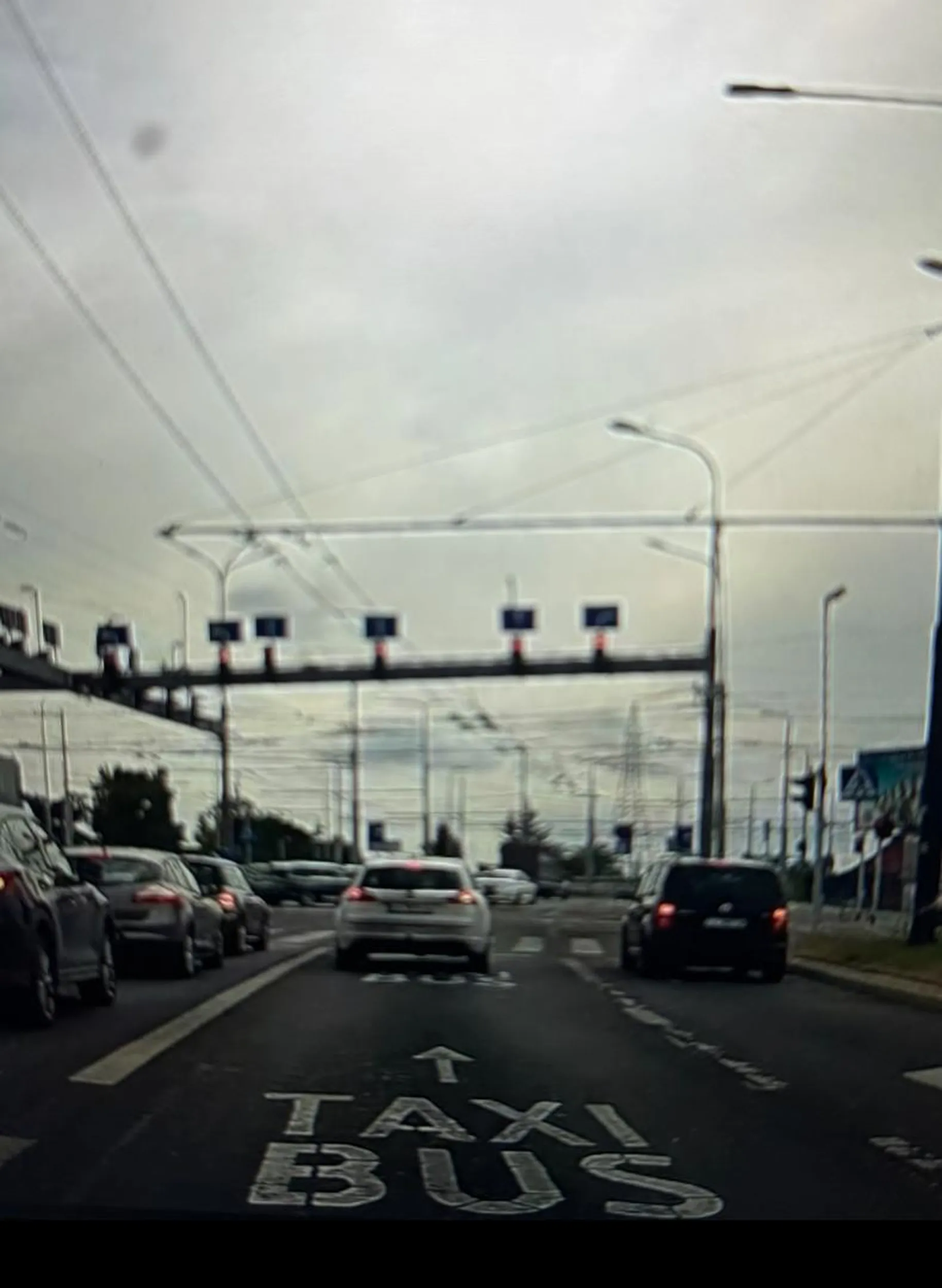 Kolejny który chce ominąć korki i jedzie BEZPRAWNIE bus/taxi pasem…ślepy jesteś może i może mandat nauczy Cię przepisów  ??