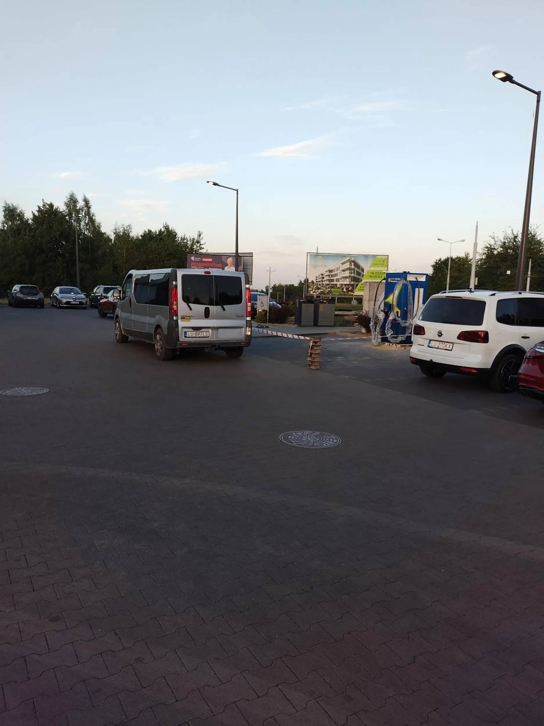 Jak by nie spojrzeć to zaparkował na środku przejazdu. Miejsc pełno ale on? Jemu wolno...