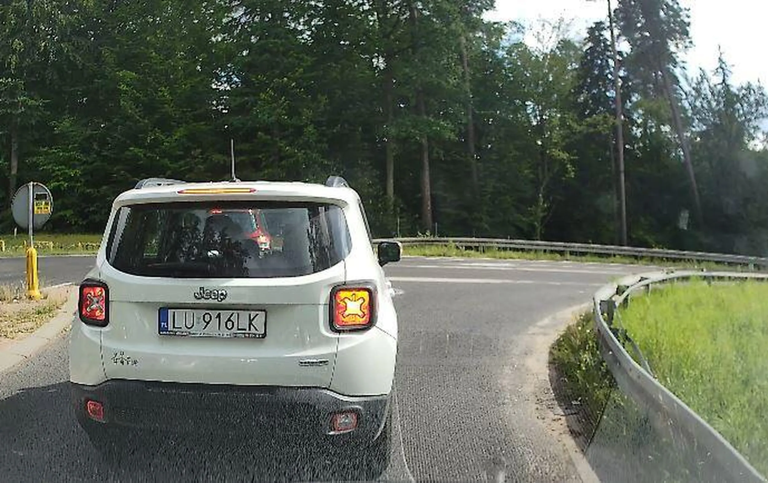 Panią uprasza się o edukowanie jak wykonać manewr skrętu w prawo- z prawej krawędzi jezdni a nie ze środka :)