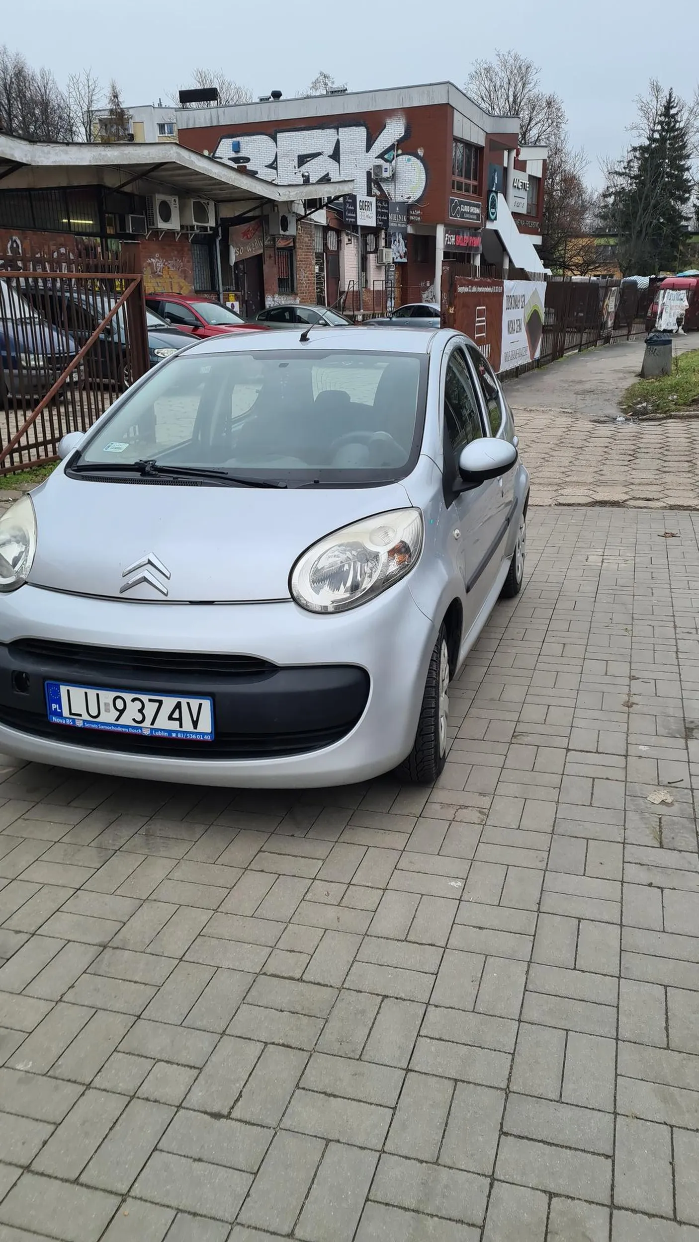 Zastawiony chodnik plus na zakazie