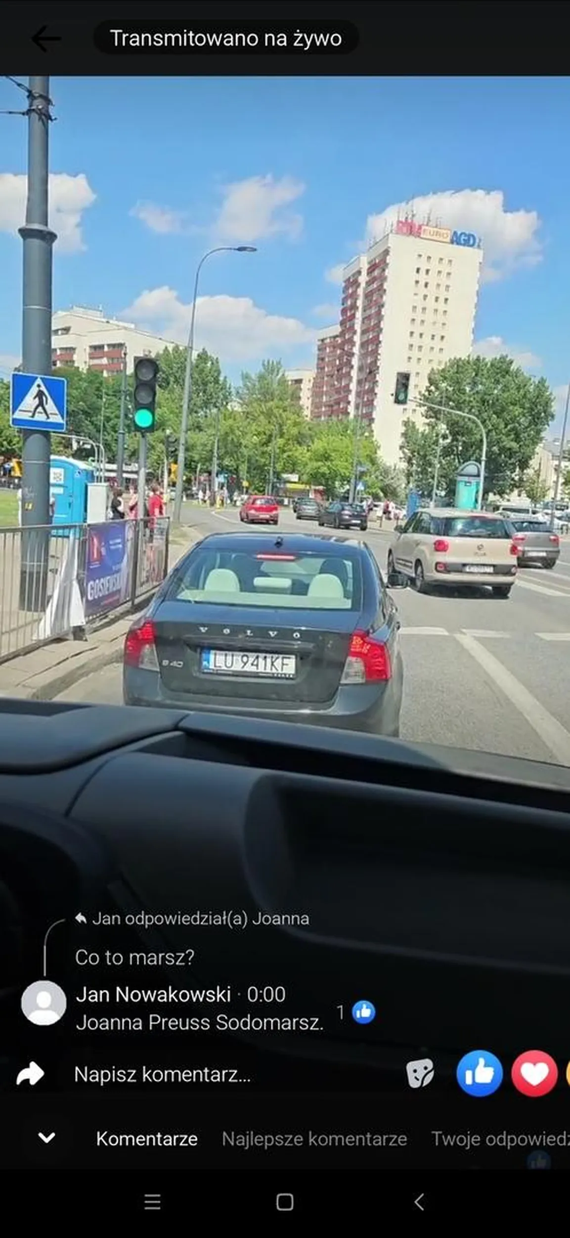 Młody złośliwy gej w Volvo nie jedzie na zielonym świetle tylko blokuje ruch.