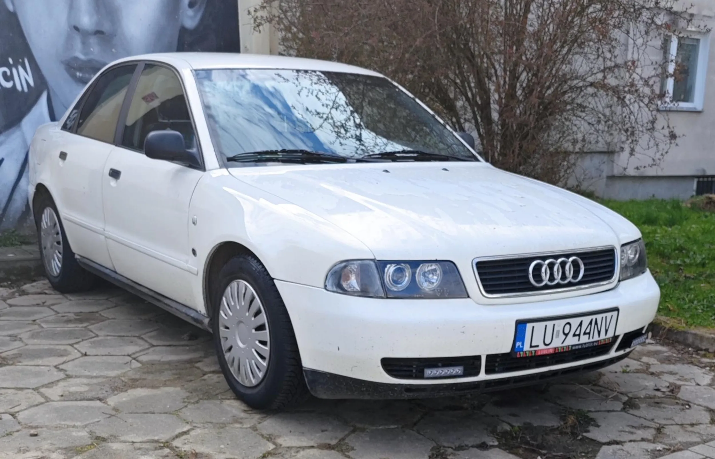 Bardzo miły i spokojny właściciel samochodu pomaga ludziom w potrzebie i nigdy nie odmówi pomocy zima czy latem jak miałem problem z samochodem pomógł mi