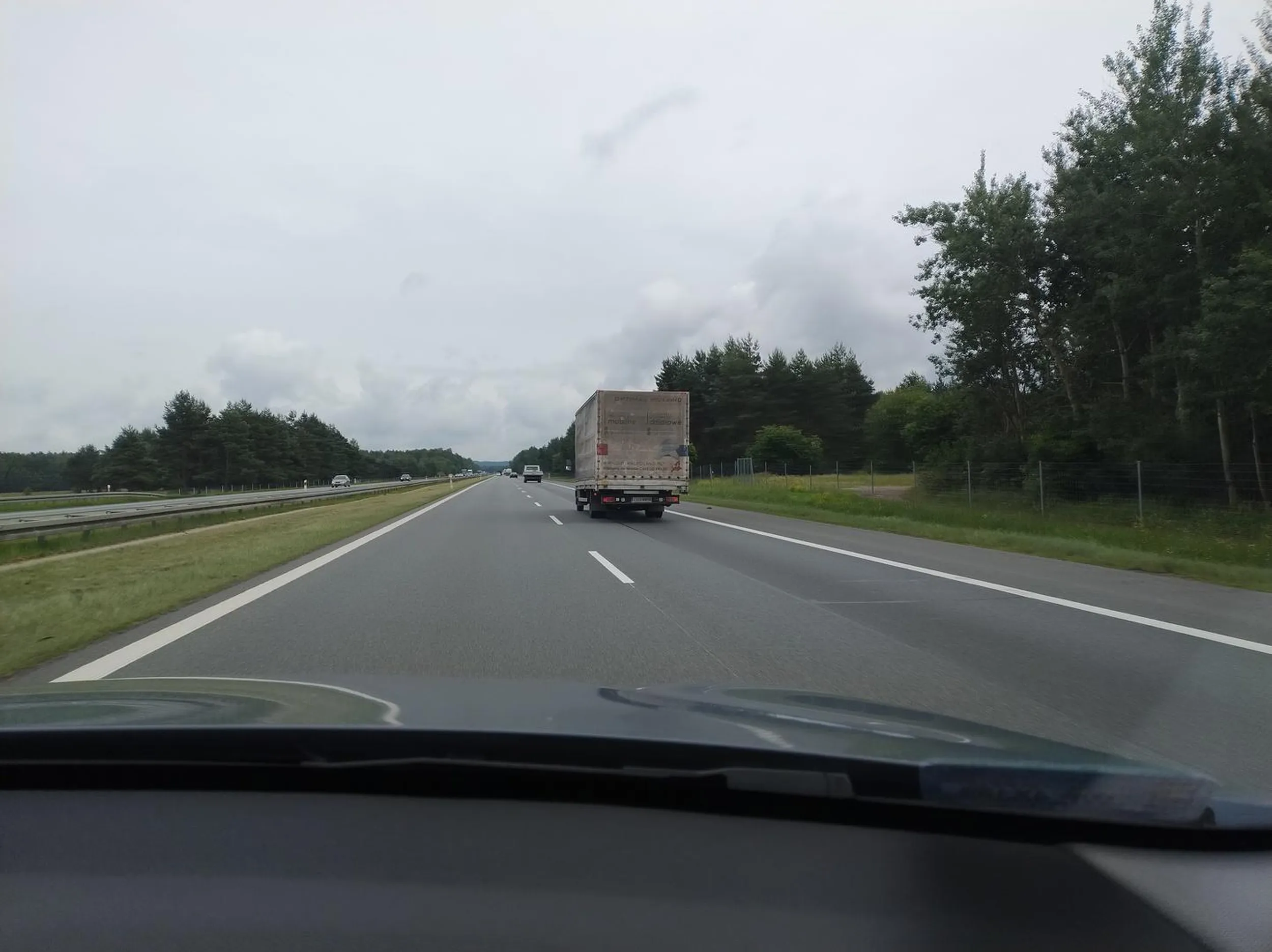 Pan wyprzedzał samochód na lewym pasie, pasem prawym, wymuszając zjechanie innemu pojazdowi na pas awaryjny...