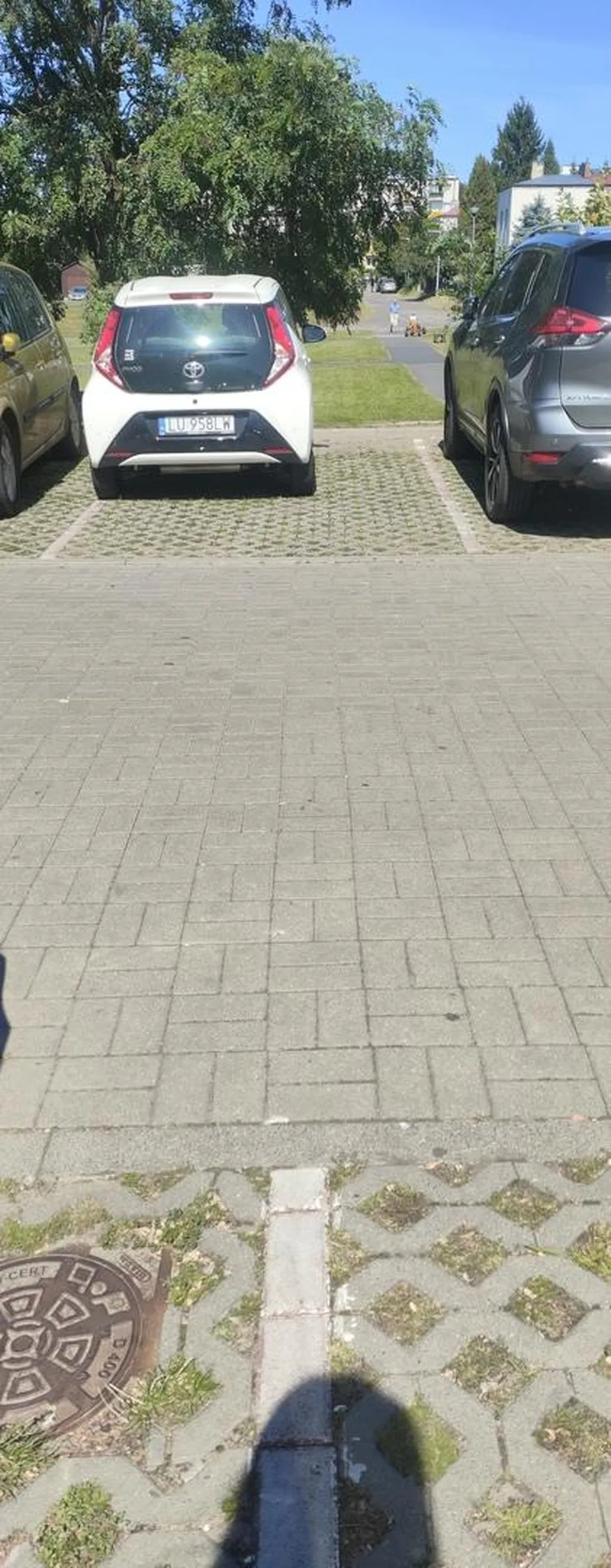 Przykład eleganckiego parkowania :) nie ma to jak niedzielni kierowcy. I nie, nie stał nikt obok wcześniej w niewłaściwy sposób.