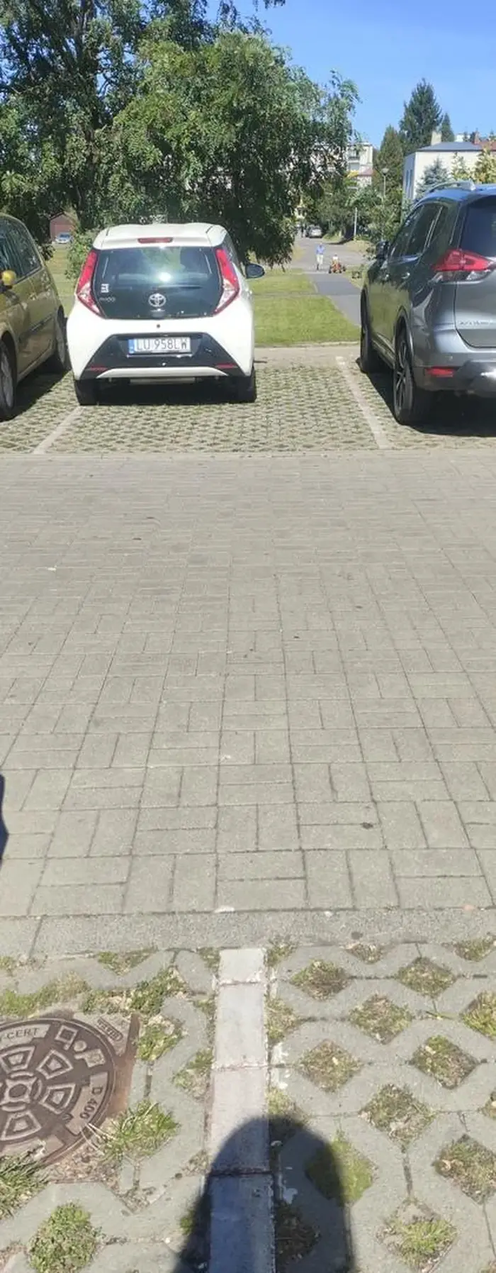 Przykład eleganckiego parkowania :) nie ma to jak niedzielni kierowcy. I nie, nie stał nikt obok wcześniej w niewłaściwy sposób.