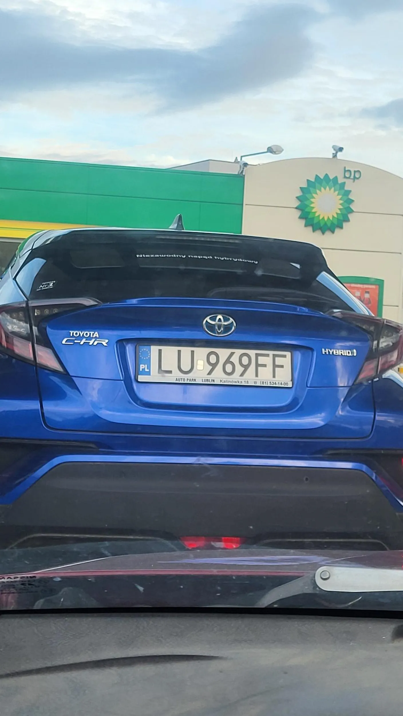 Jaśnie pani ciężko przeparkować samochód po tankowaniu i blokuje dostęp do dystrybutora przy uprzedniej prośbie o przestawienie. Wyzywa od nienormalnych. Łeb zryty na 100%