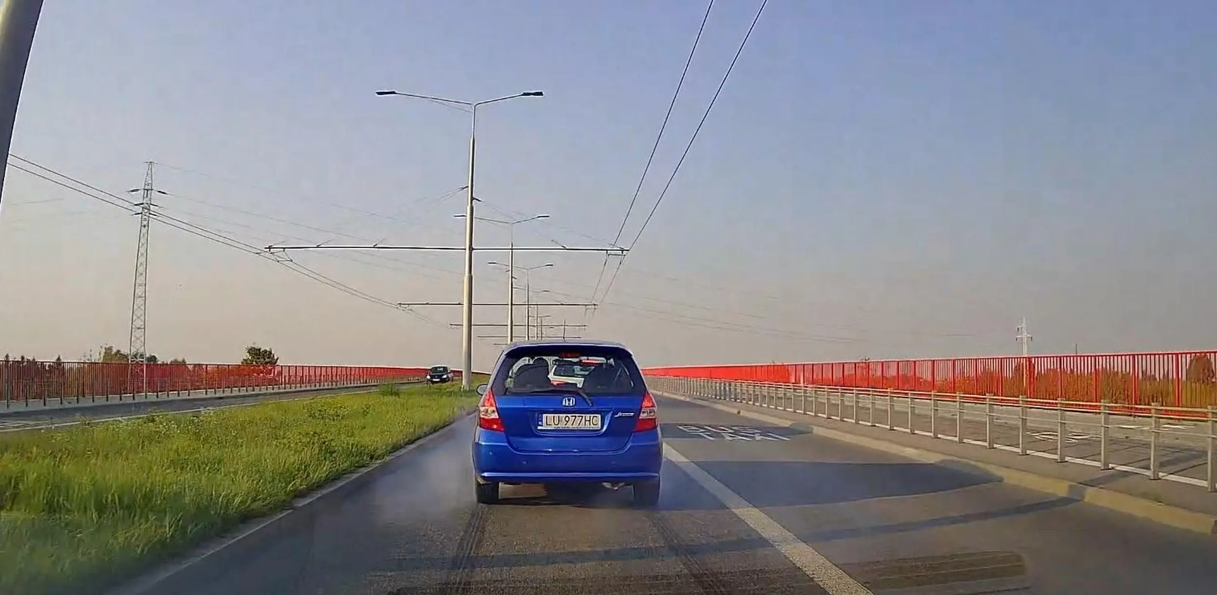 Łysy facet, nie zna przepisów i "reguły prawej strony". Wymusza pierwszeństwo i specjalnie hamuje, aż dym unosi się spod kół, nie wspominając o wyprzedzaniu BUS pasem