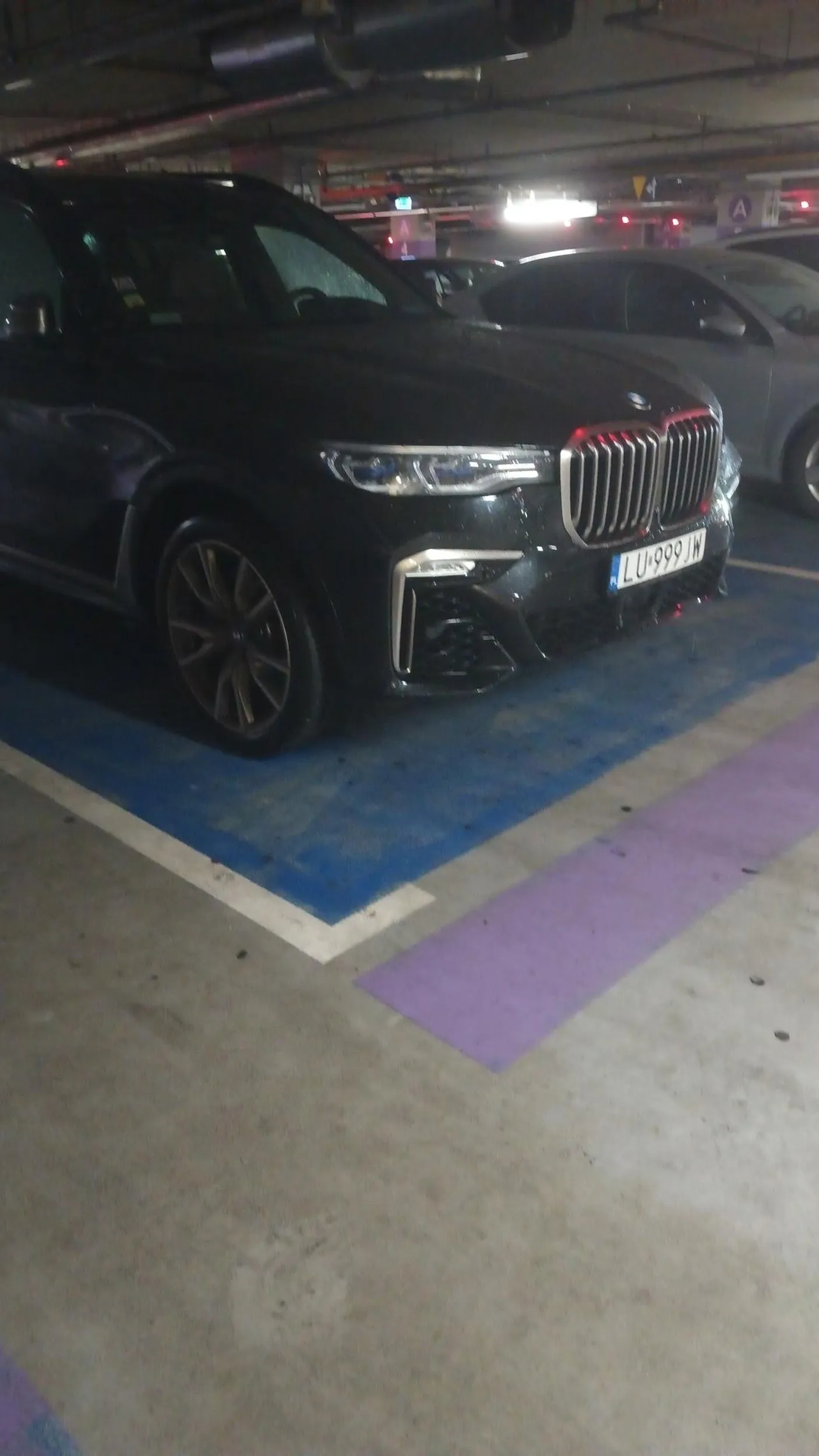 Widać że niepełnosprawny bo kupuje bmw. Nie pozdrawiam Pana który zaparkował na parkingu dla niepełnosprawnych w vivo