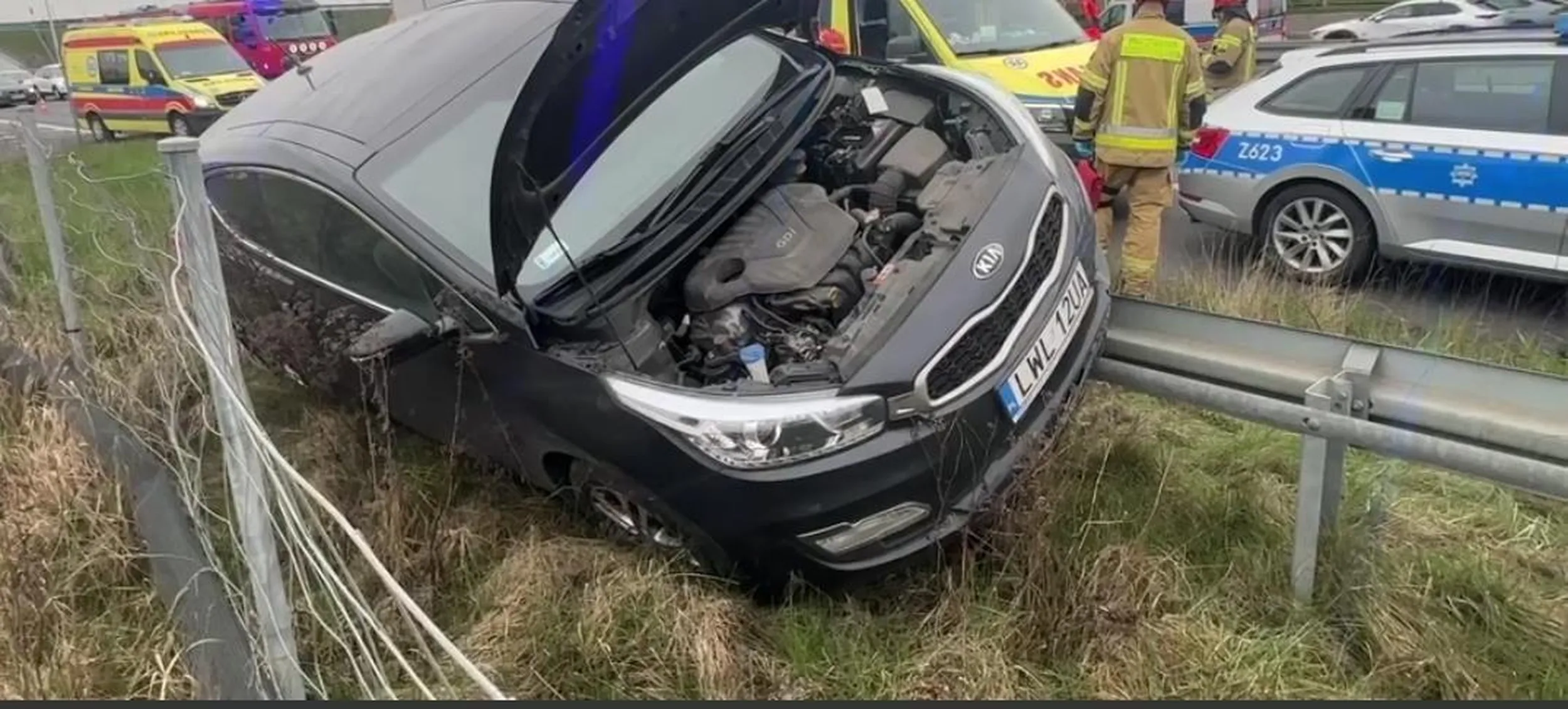 Jechała aż spod granicy do stolicy, żeby wykazac się skrajna głupota na drodze szybkiego ruchu, raptownie i bezmyślnie zmieniła pas przy zjeździe na węźle salomea w Warszawie. Zepchnela dwa inne auta. Tak jezdzą lubelskie słoiki