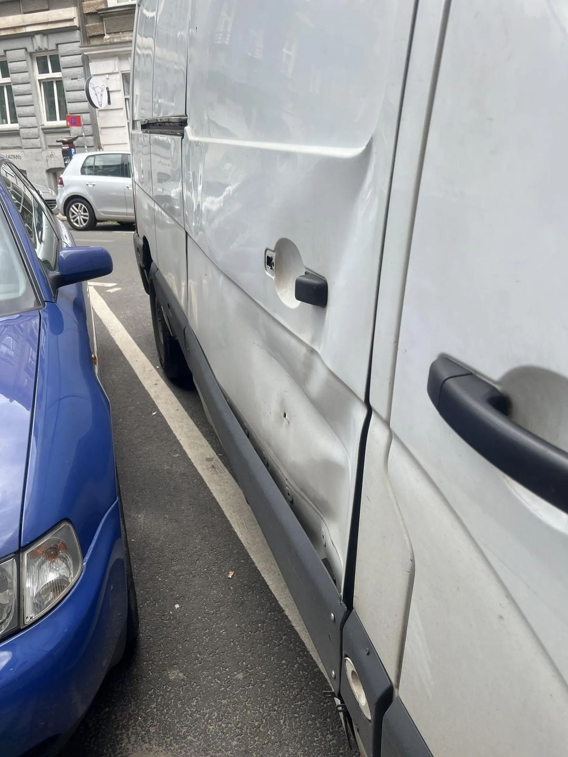 Pomyślałeś, że swoim parkowaniem możesz utrudnić komuś wejście do swojego samochodu? Polecam częściej myśleć o innych użytkownikach drogi i parkingu ?