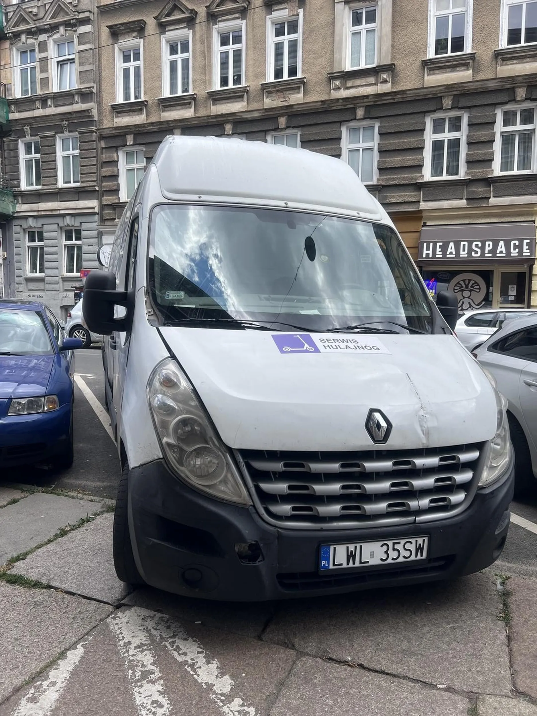 Pomyślałeś, że swoim parkowaniem możesz utrudnić komuś wejście do swojego samochodu? Polecam częściej myśleć o innych użytkownikach drogi i parkingu ?