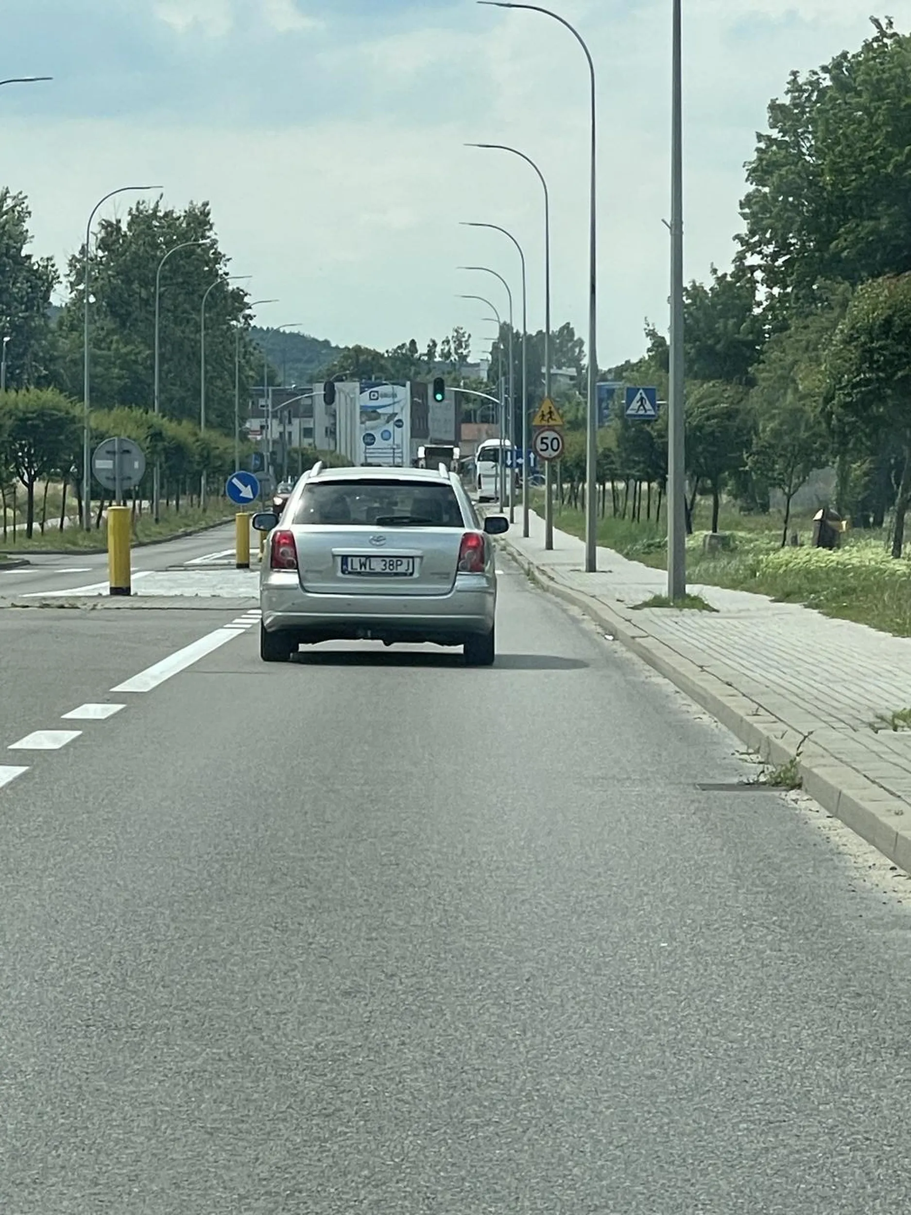 kierowca tego samochodu wyrzucił ogryzek na rondzie w Rumii - 15 czerwca 2024.