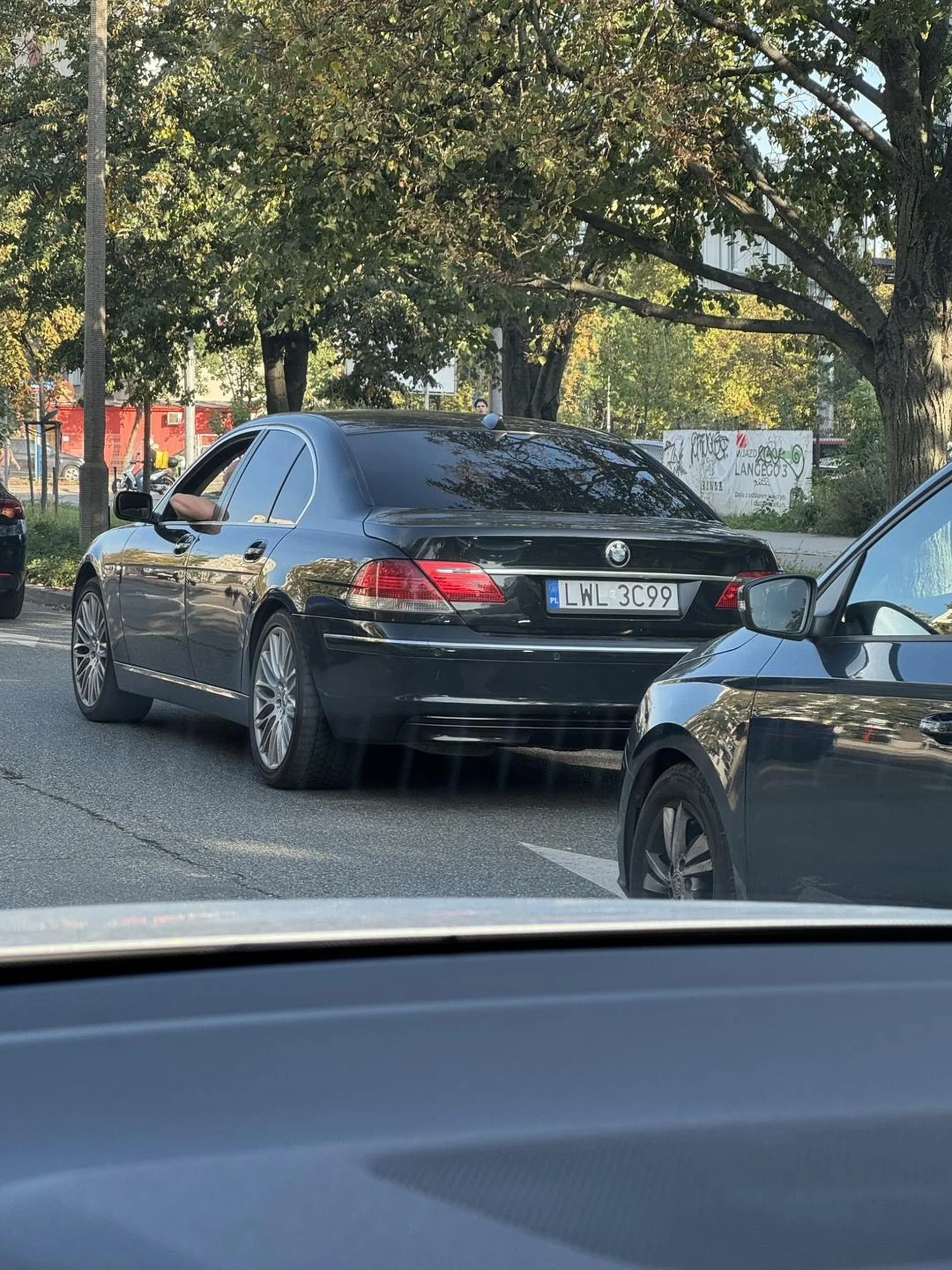 No muszę przyznać, że Łysy Pan z małym pindolem jadąc z dzieckiem chyba prawo jazdy w chipsach wygrał! Wyprzedzał w korku na drugiego.