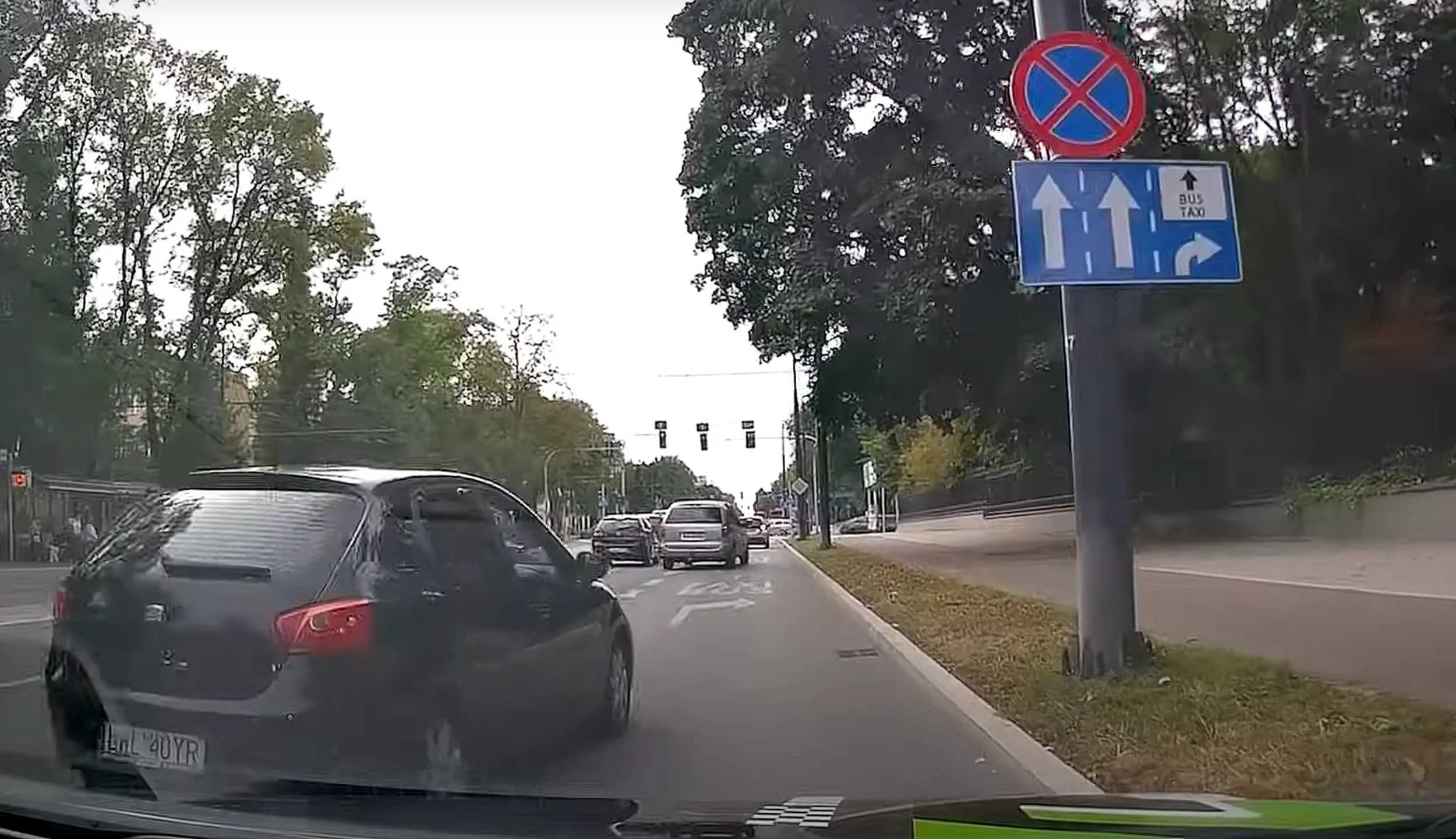 wymusza pierwszeństwo