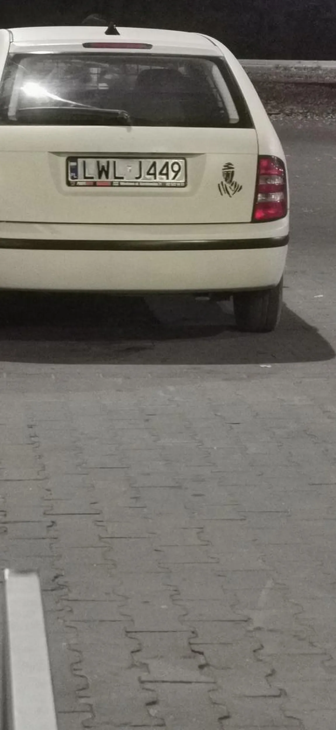 A co to? Skoda dakarowa ???