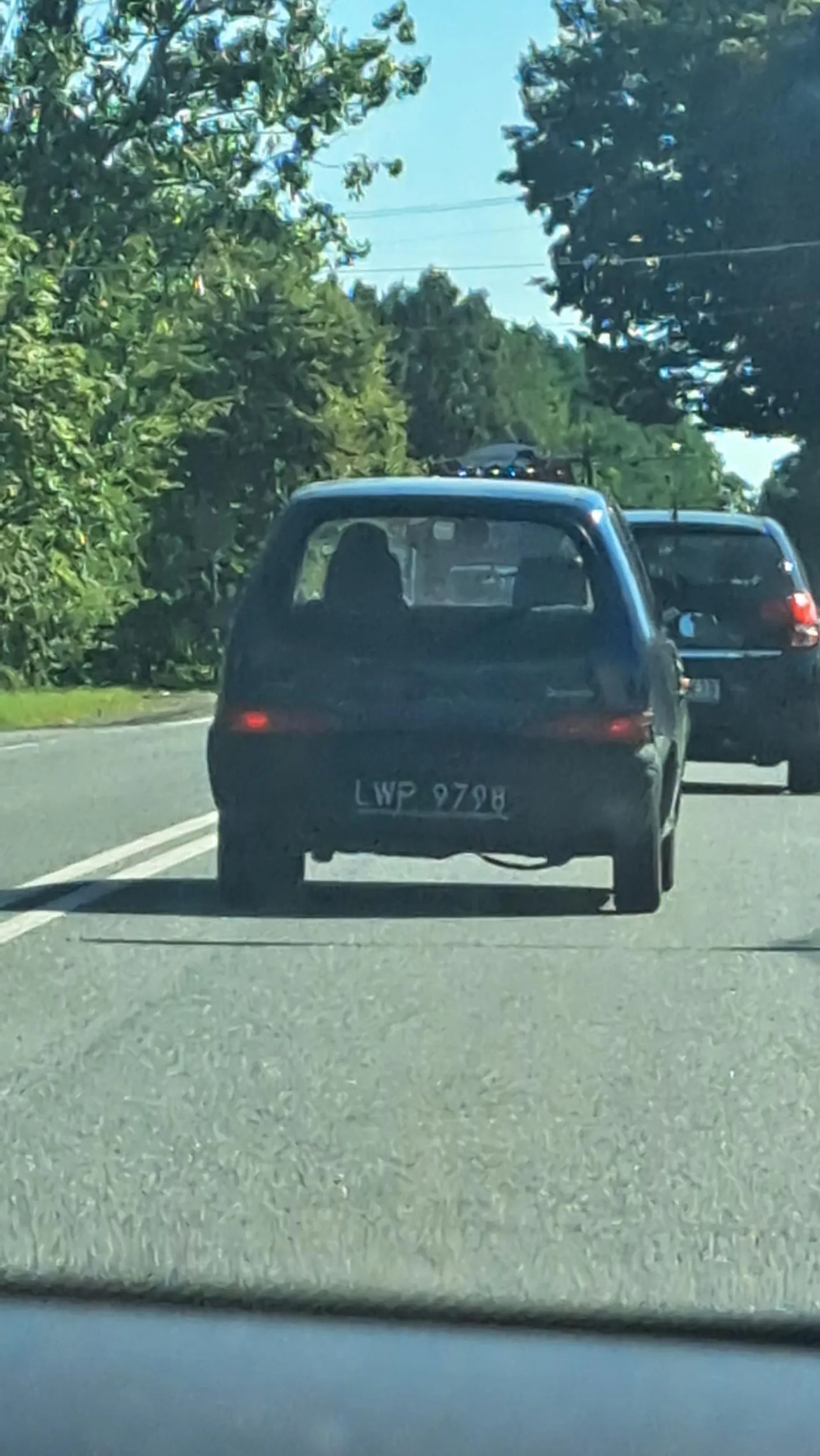 Nie włącza kierunkowskazów, wyjeżdża na drogę na której powinien ustąpić pierwszeństwa. jedzie i nie patrzy