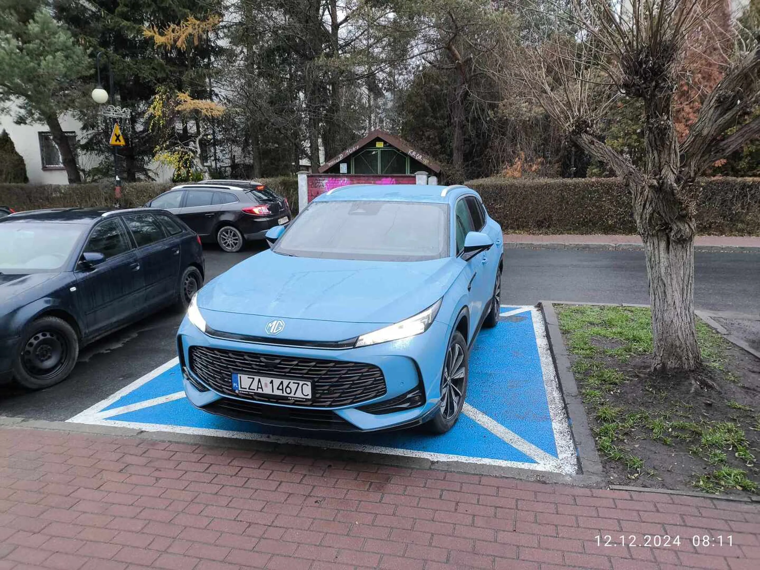 Gość kupił sobie nowe MG i szpanuje i się wozi. Parkowanie na miejscach dla niepełnosprawnych bez karty parkingowej to dla niego norma. Wstyd