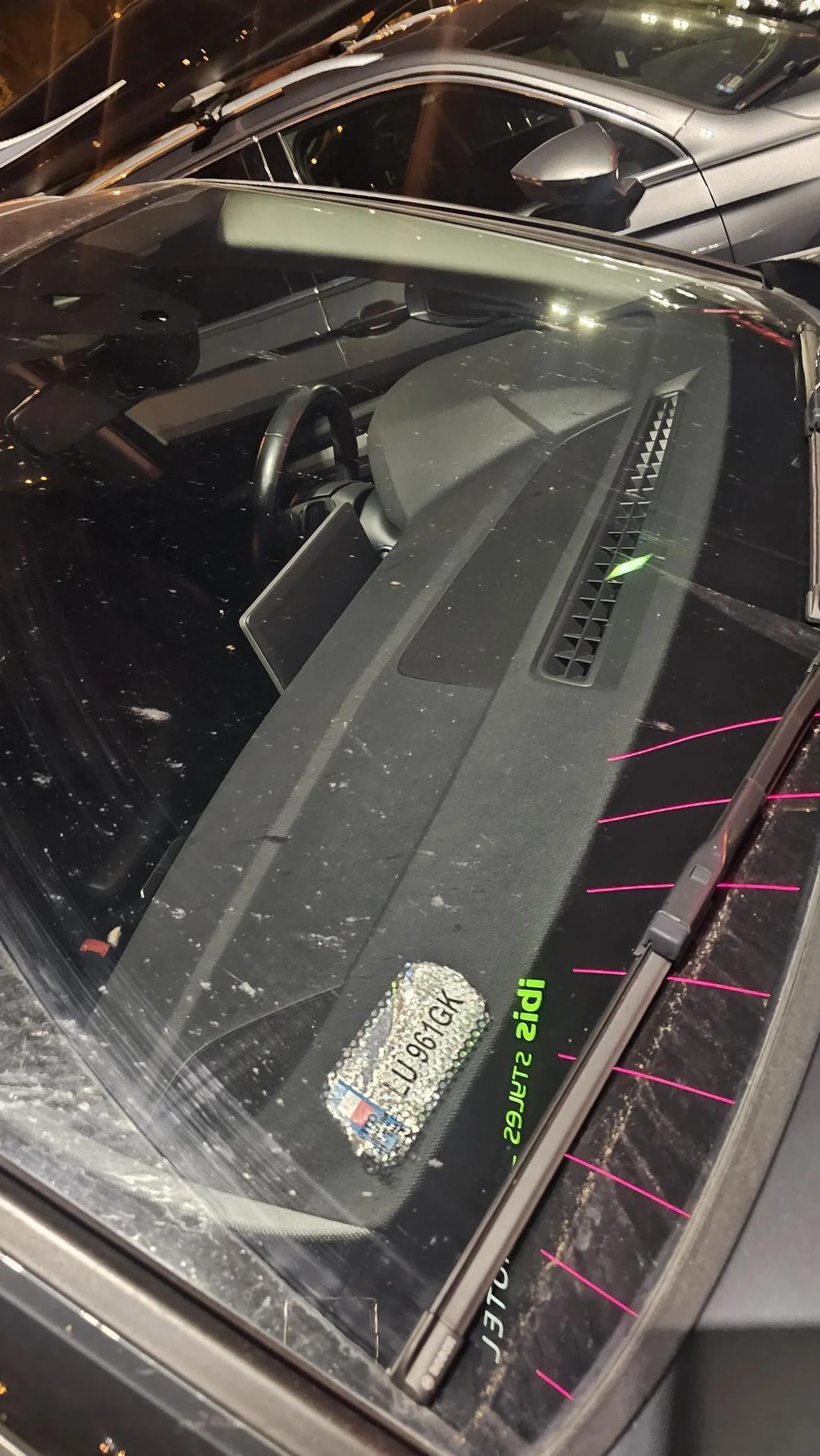 Zastawianie miejsc dla OzN na oczach osoby poruszającej się na wózku inwalidzkim. W dodatku naklejka na przedniej szybie się nie zgadza.