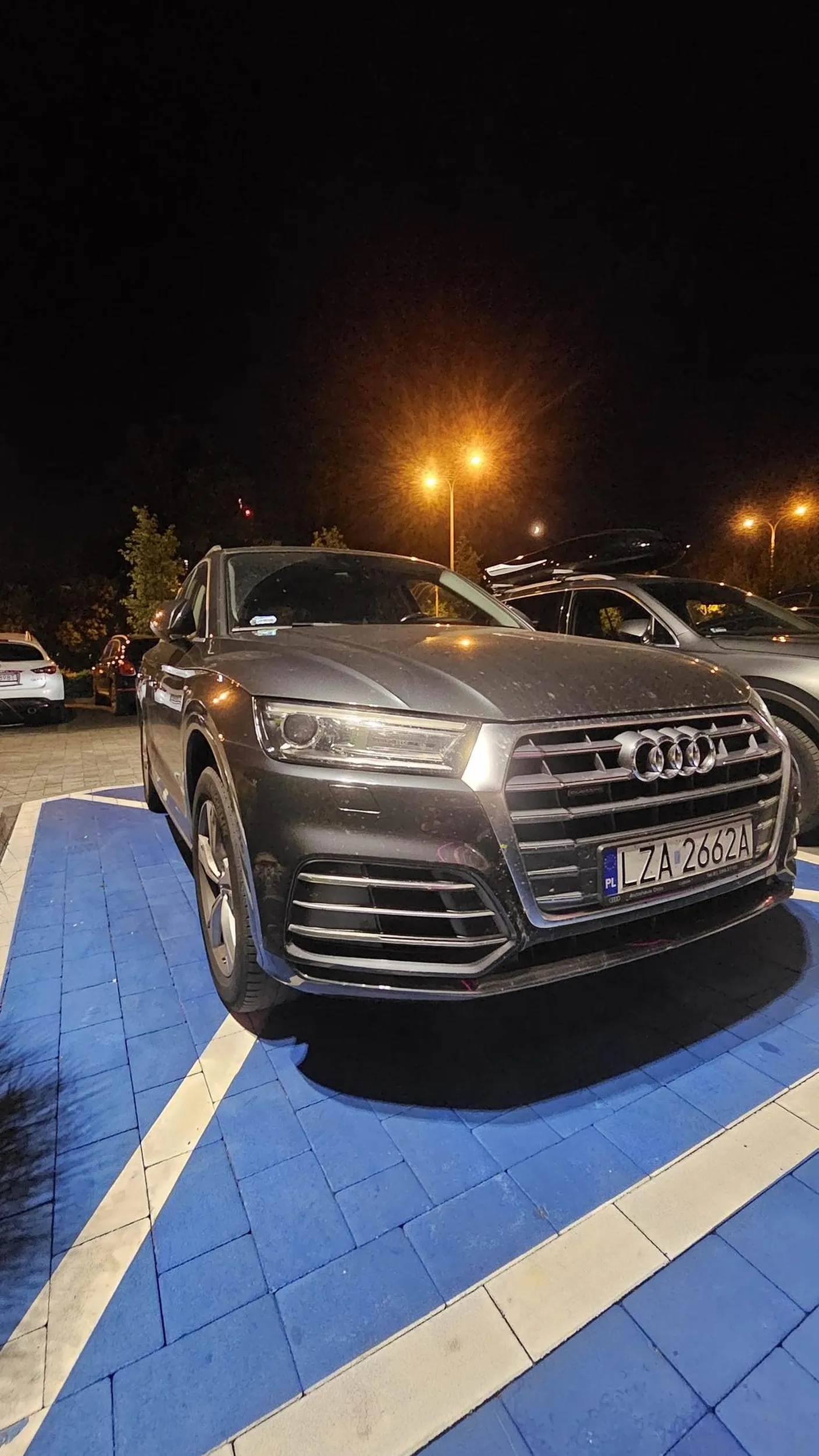 Zastawianie miejsc dla OzN na oczach osoby poruszającej się na wózku inwalidzkim. W dodatku naklejka na przedniej szybie się nie zgadza.