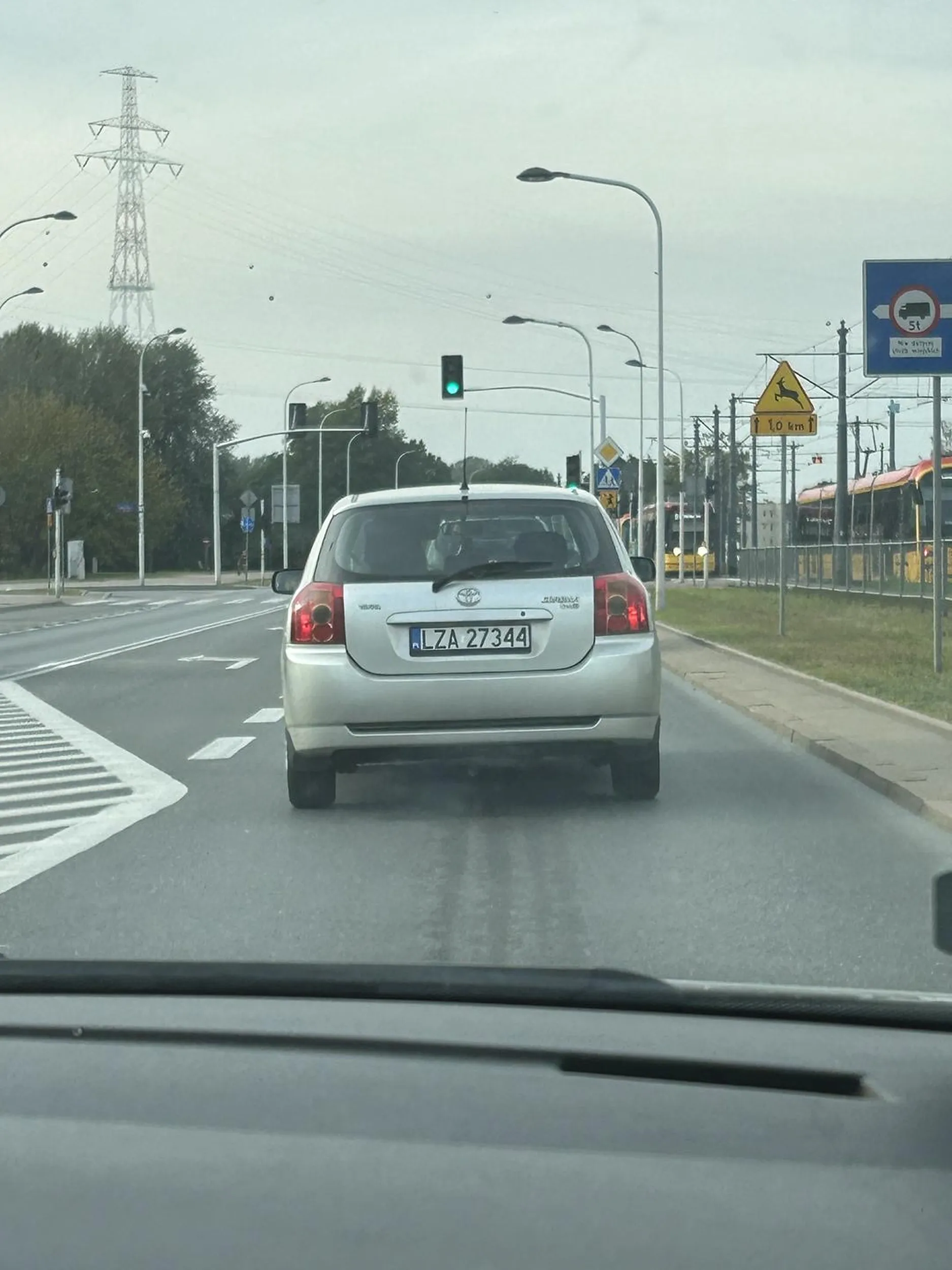 Czy ktoś może mi powiedzieć jak można jechać 23 km/h przy ograniczeniu do 50, stawać na pasach w odległości 4m od samochodu przed i startować z zielonego w 10 sekund? Współczuje wszystkim, którzy spotkają to auto na drodze jednokierunkowej