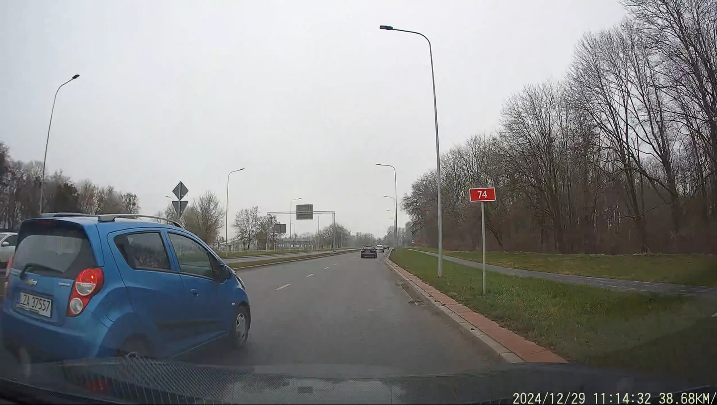 Pozdrowienia dla Pani z niebieskiego Chevroleta według której lusterka w samochodzie służą jako ozdoba przy zmianie pasa ruchu :) Na przyszłość przy wymuszeniu wystarczy przeprosić, a nie udawać, że nic się nie wydarzyło.