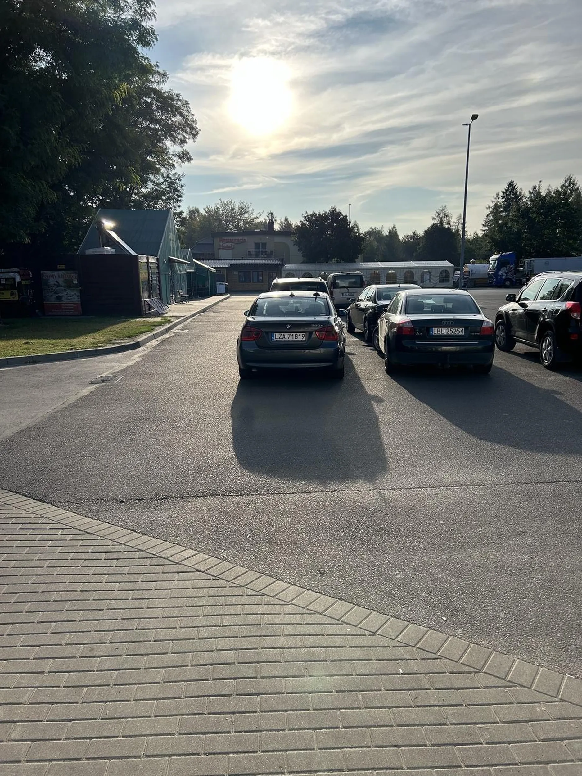 Niepełnosprawny pajac w beemwu, kupił Cibi radio ale parkować nie umi