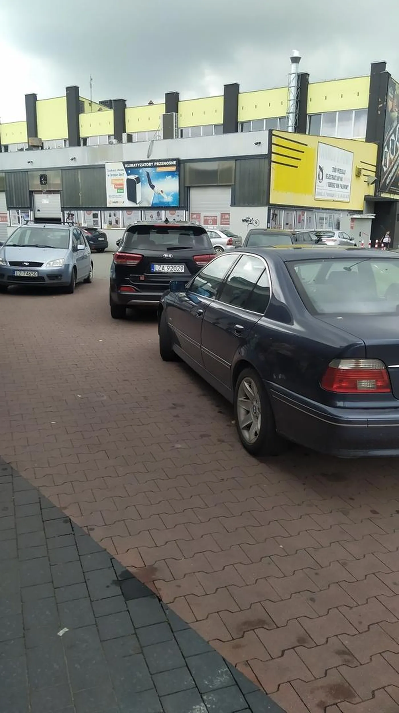 Naucz się parkować a nie zastawiać wejście do sklepu!!! To nie jest twoja droga a w tym miejscu nie ma parkingu.