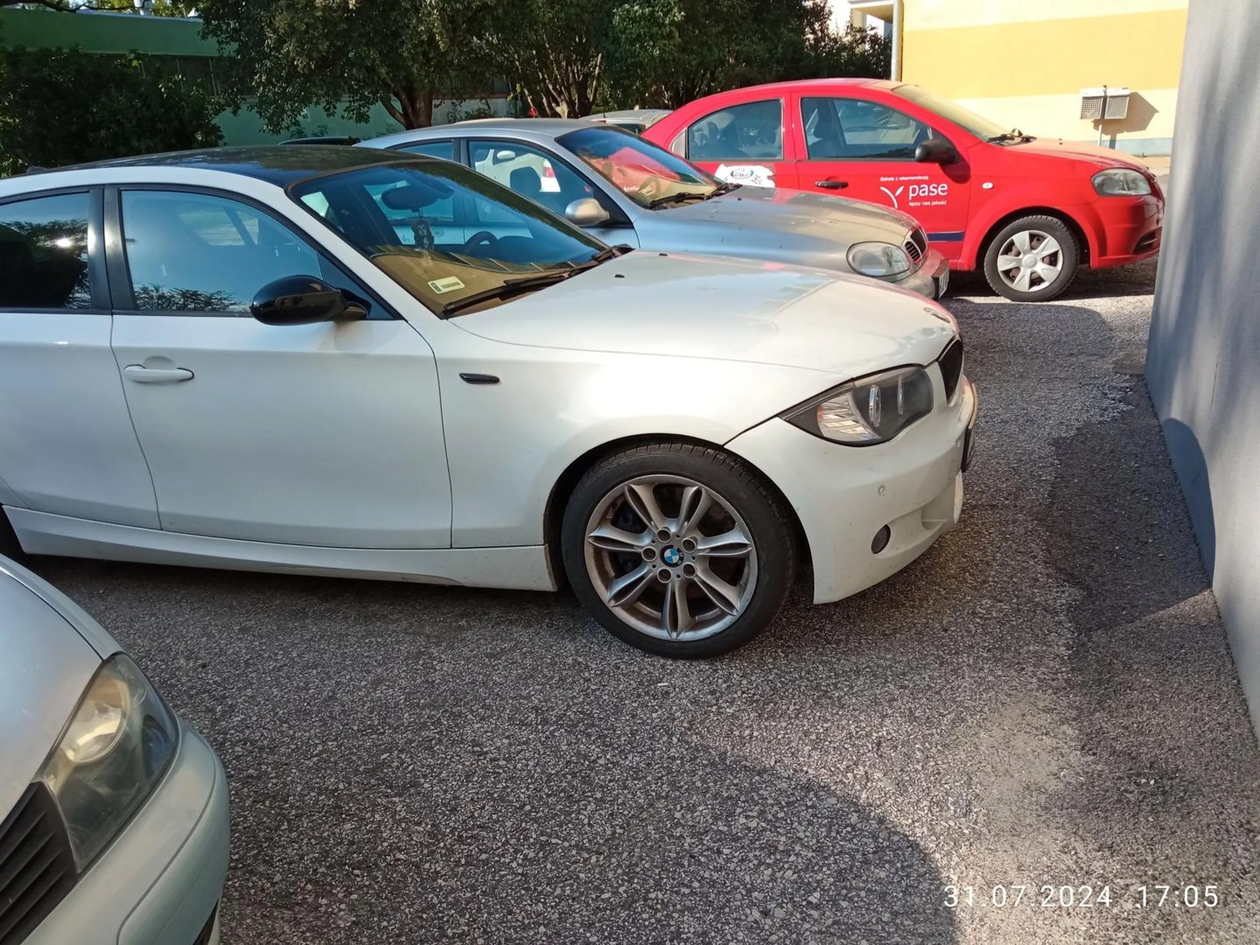 Wina marki czy kierowcy?... Zostawić ludziom 0,5 metra od ściany budynku - na przejście. Seniorzy i matki z wózkami muszą grzać naokoło...