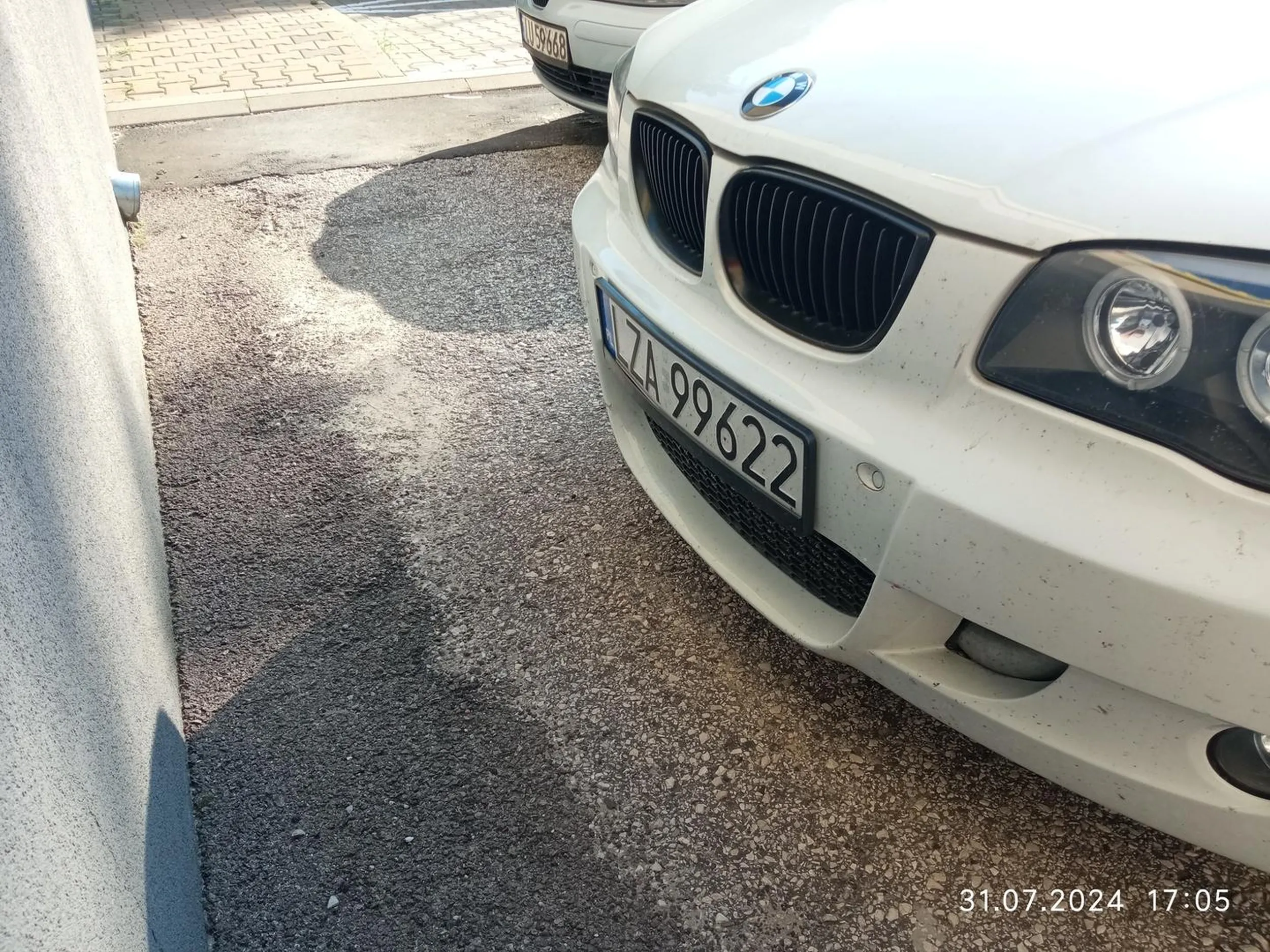 Wina marki czy kierowcy?... Zostawić ludziom 0,5 metra od ściany budynku - na przejście. Seniorzy i matki z wózkami muszą grzać naokoło...