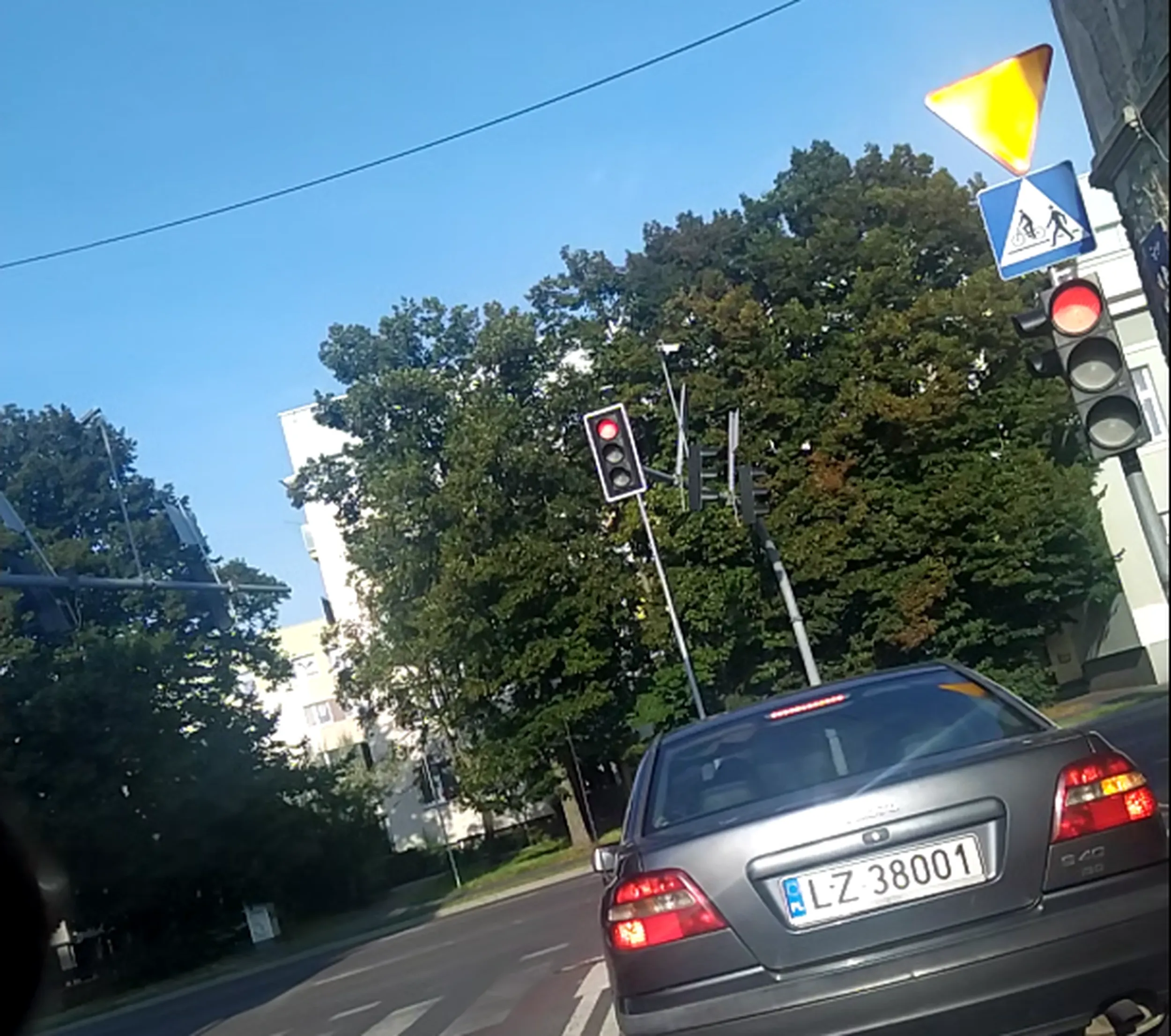 Nie ustępuje pierwszeństwa, wyjeżdżając w podporządkowanej, nie przepuszcza pieszych przez pasy. UWAGA!!!