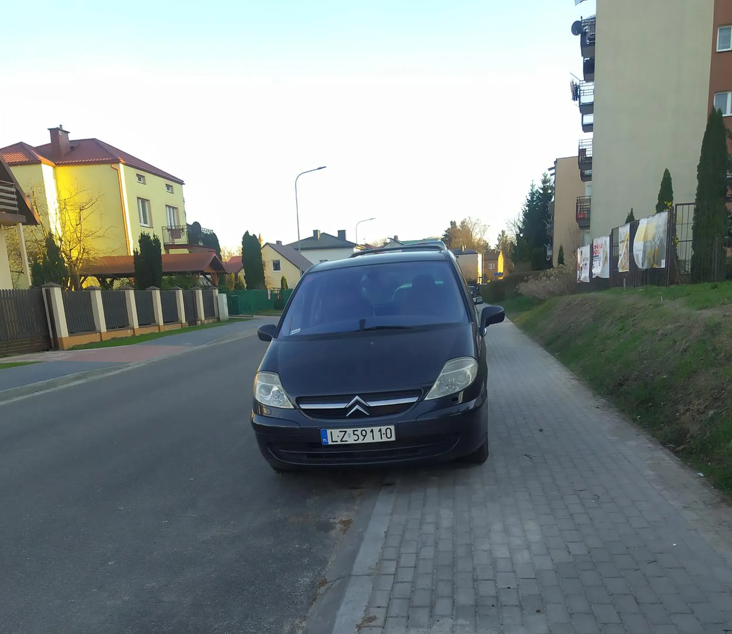 Naucz się parkować bo zastawiać chodnik już umiesz. To nie jest twoja droga a w tym miejscu nie ma parkingu. Następnym razem zgłoszę gdzie indziej.