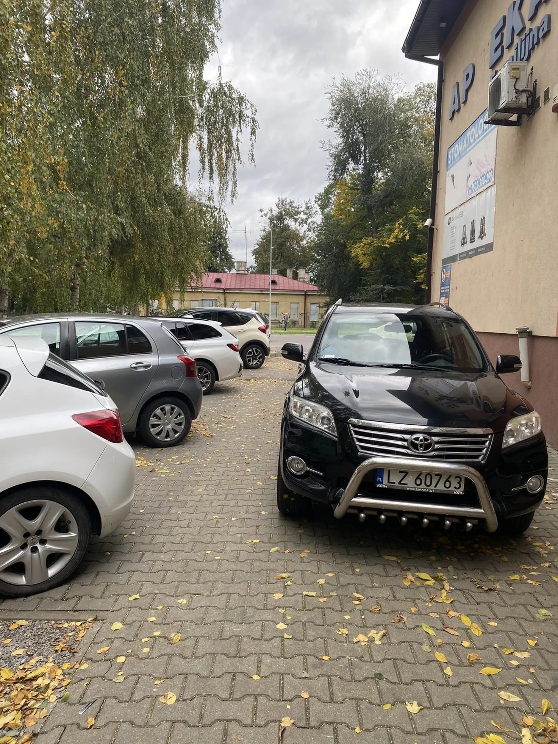 Kierowca mądrze zastawił wyjazd innym pojazdom, chwile posiedział w aucie i zniknął.